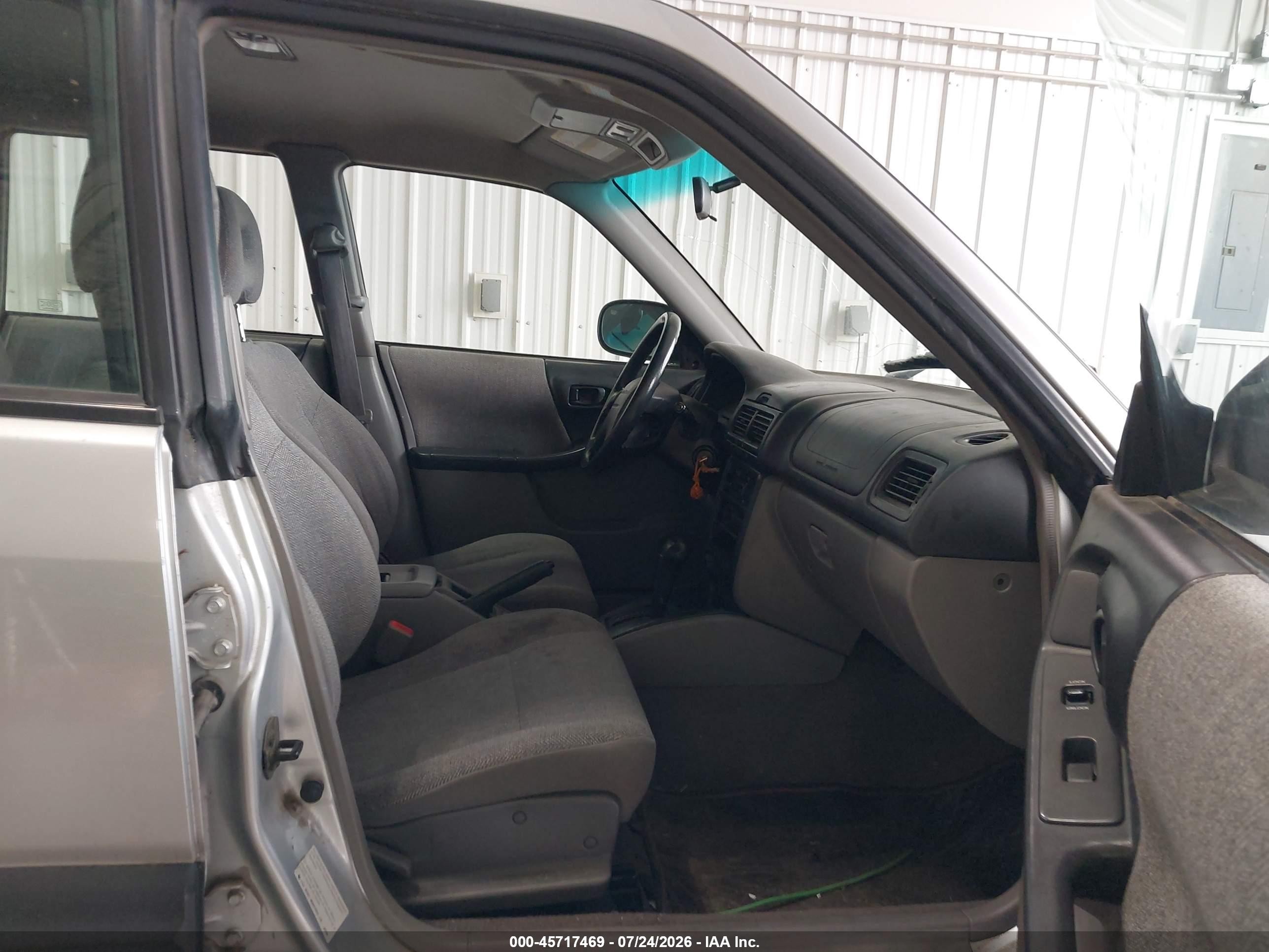 2002 Subaru Forester L Silver vin: JF1SF63592H738584
