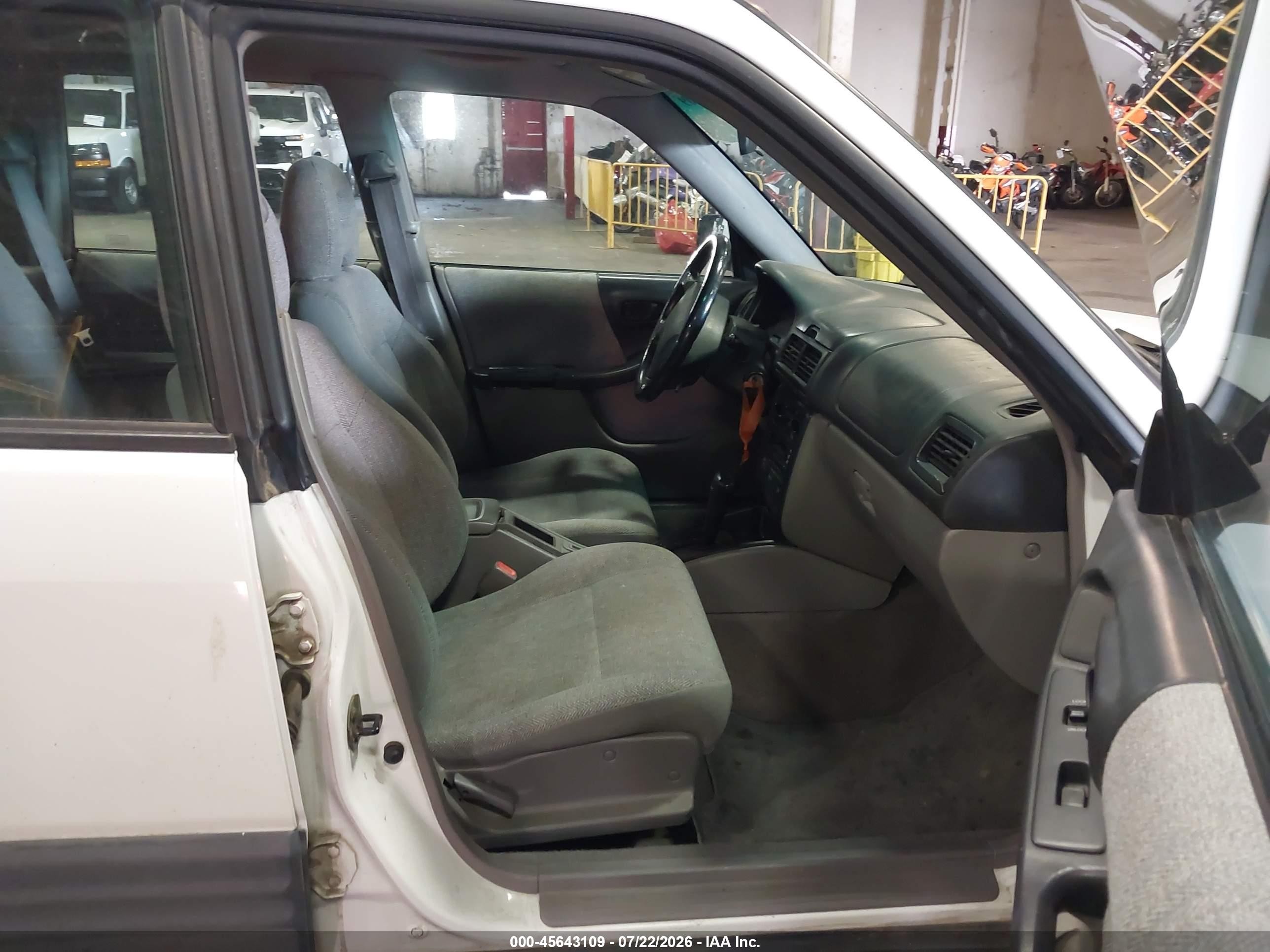 2002 Subaru Forester L White vin: JF1SF635X2H715508