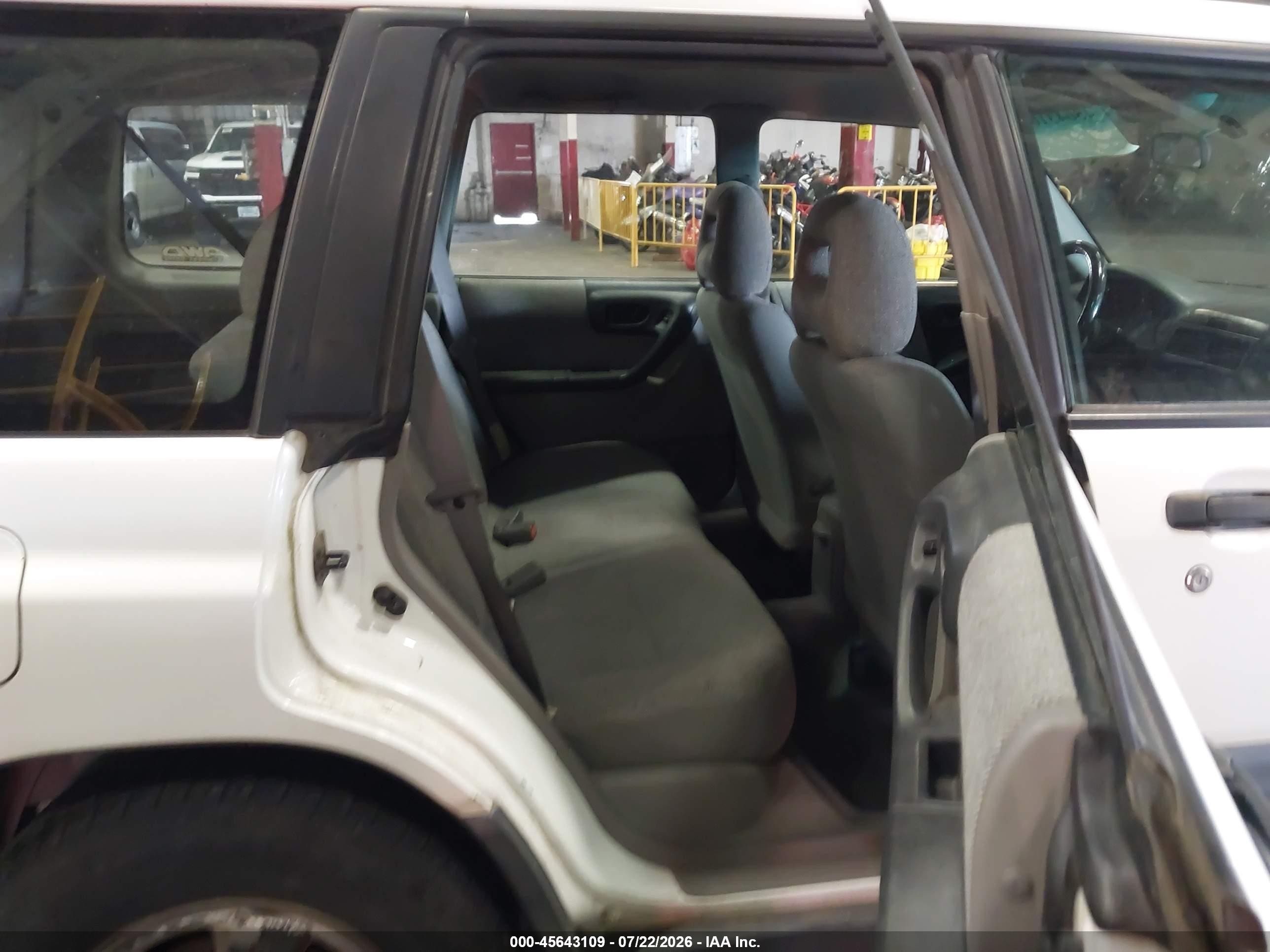 2002 Subaru Forester L White vin: JF1SF635X2H715508