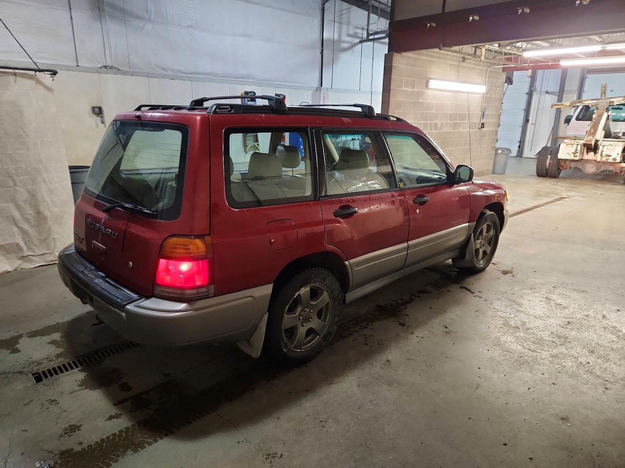 1998 Subaru Forester S Red vin: JF1SF6550WG706521
