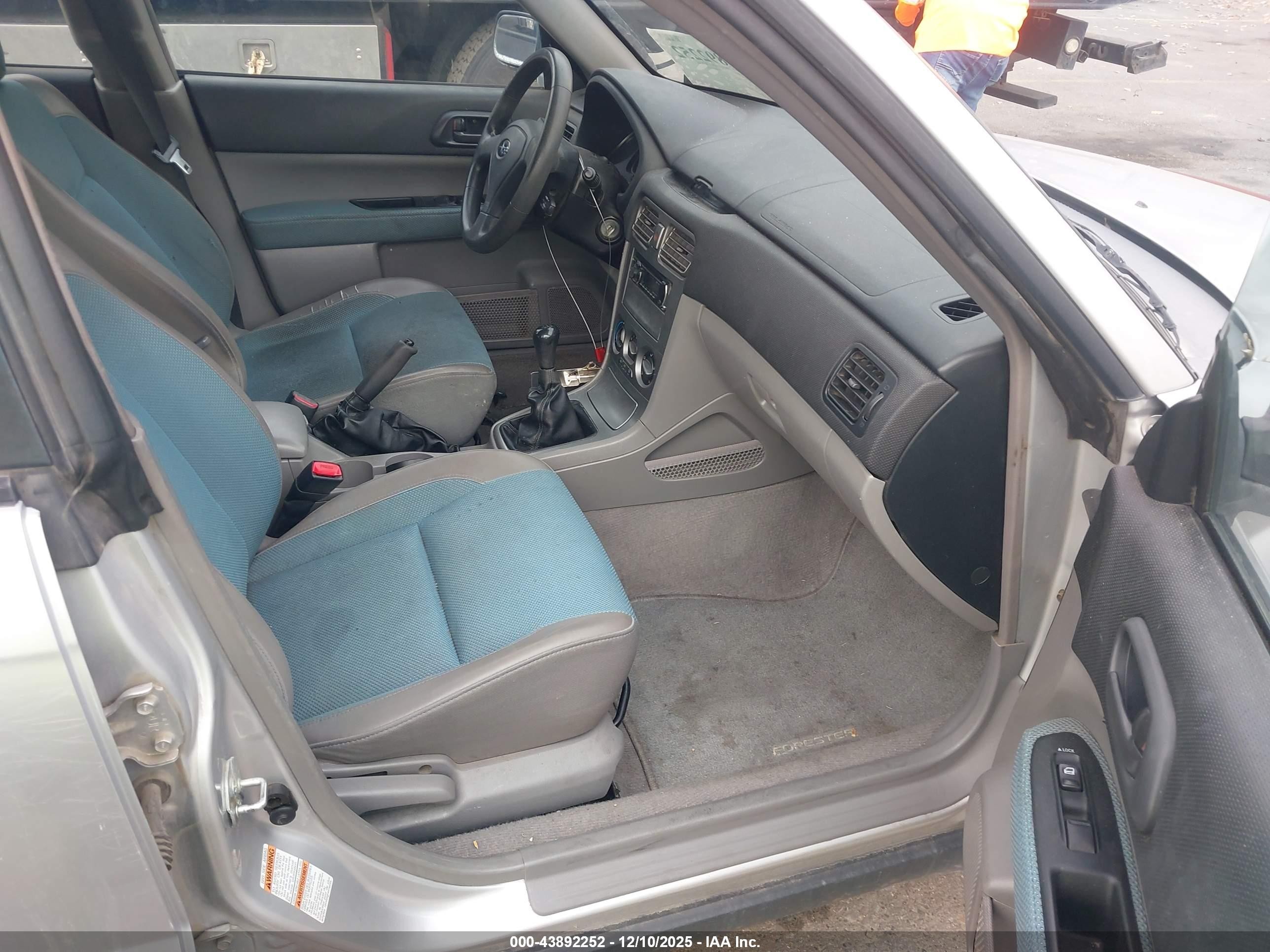 2005 Subaru Forester 2.5x Серебряный vin: JF1SG63645G726665