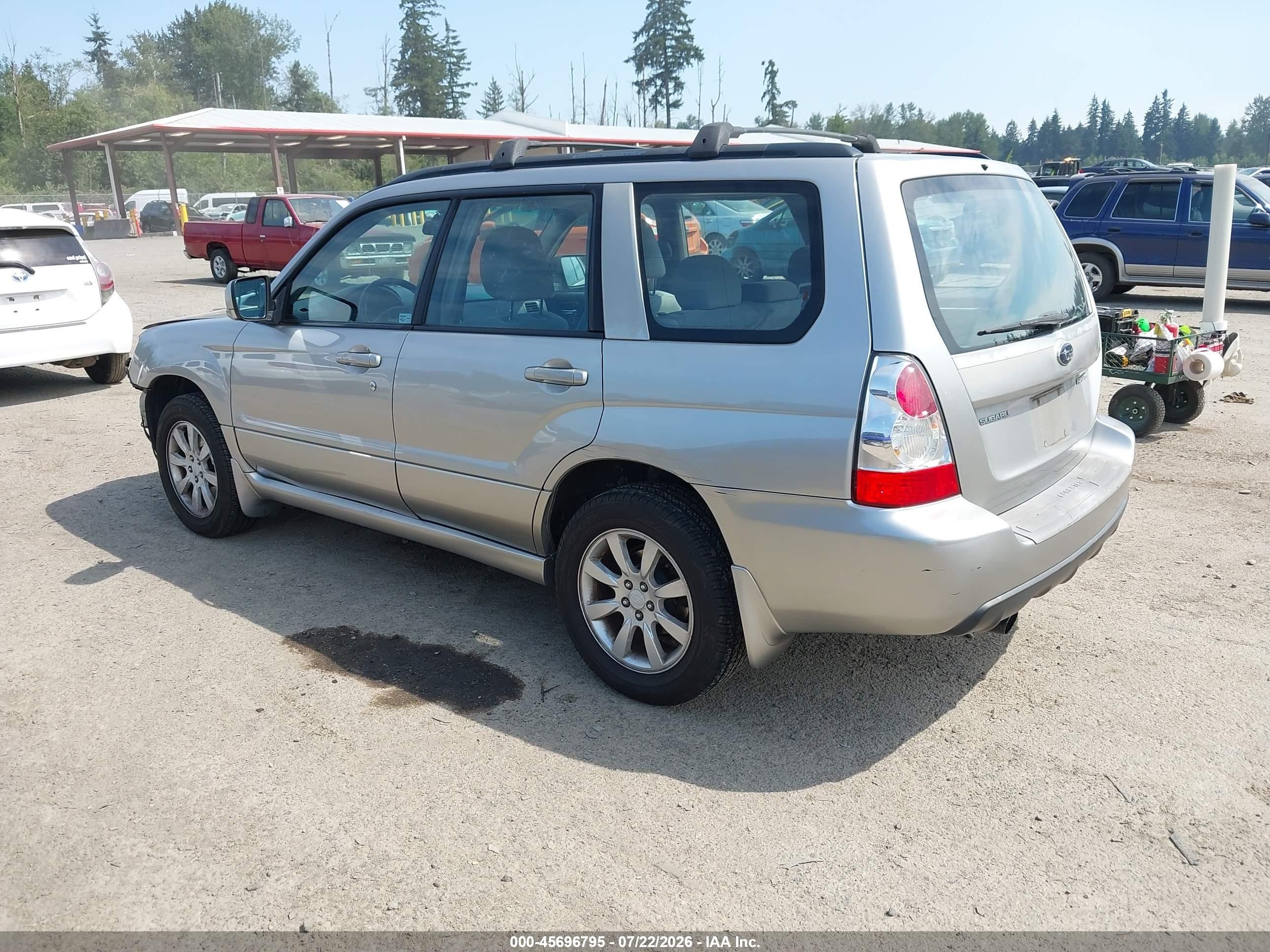 2007 Subaru Forester 2.5x Silver vin: JF1SG65627H740929
