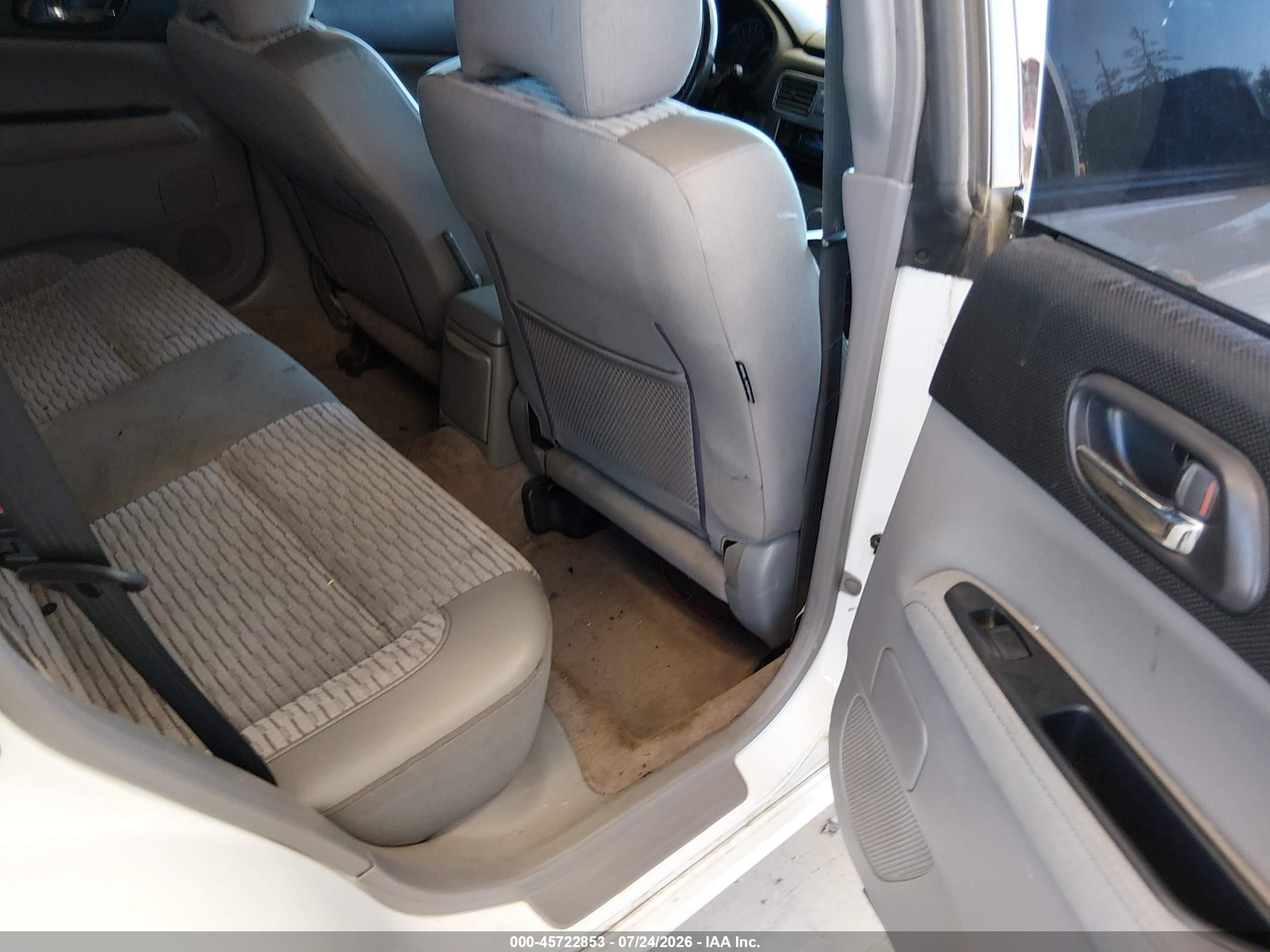 2005 Subaru Forester 2.5xs White vin: JF1SG65675G742694