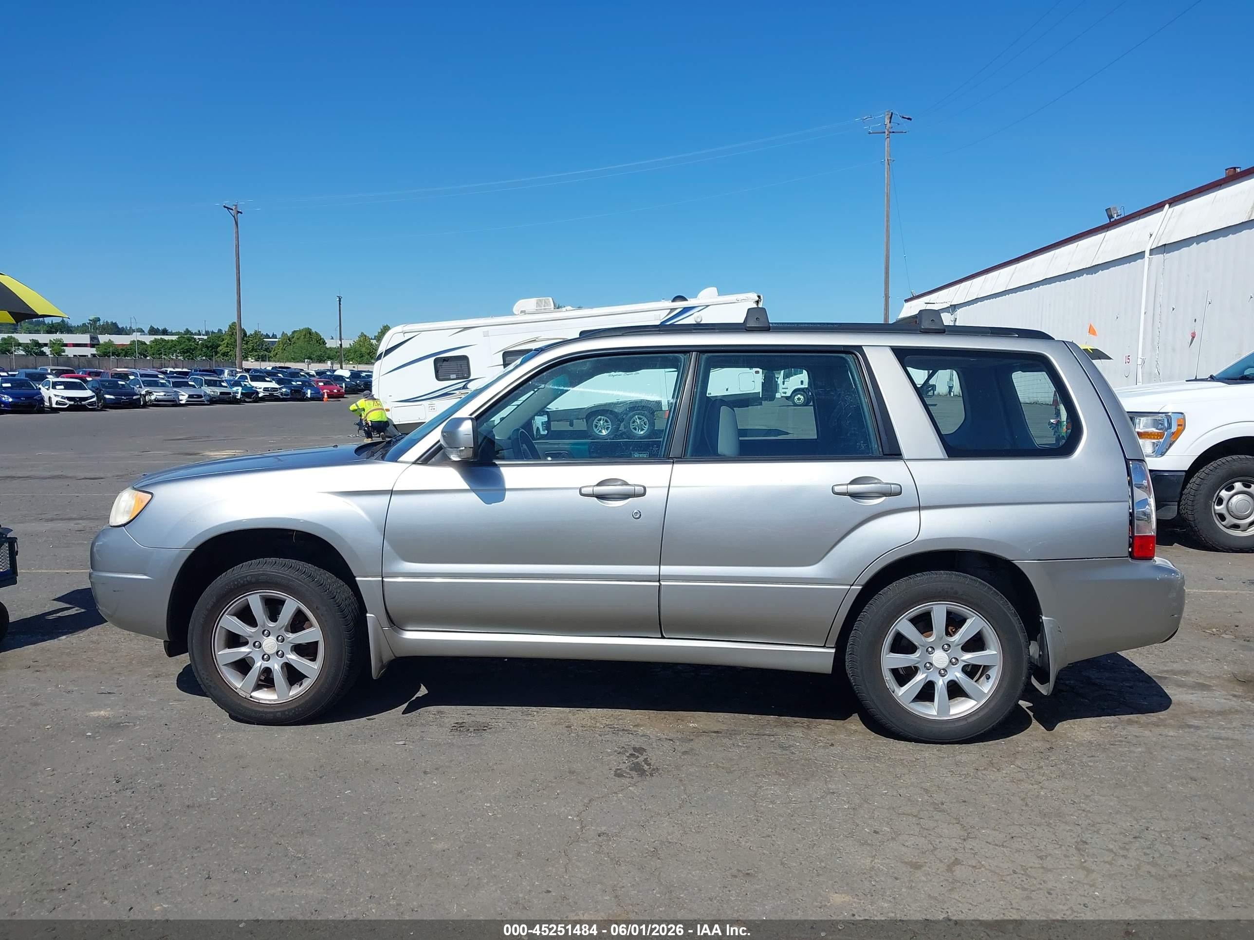 2007 Subaru Forester 2.5x Gray vin: JF1SG65677H710874