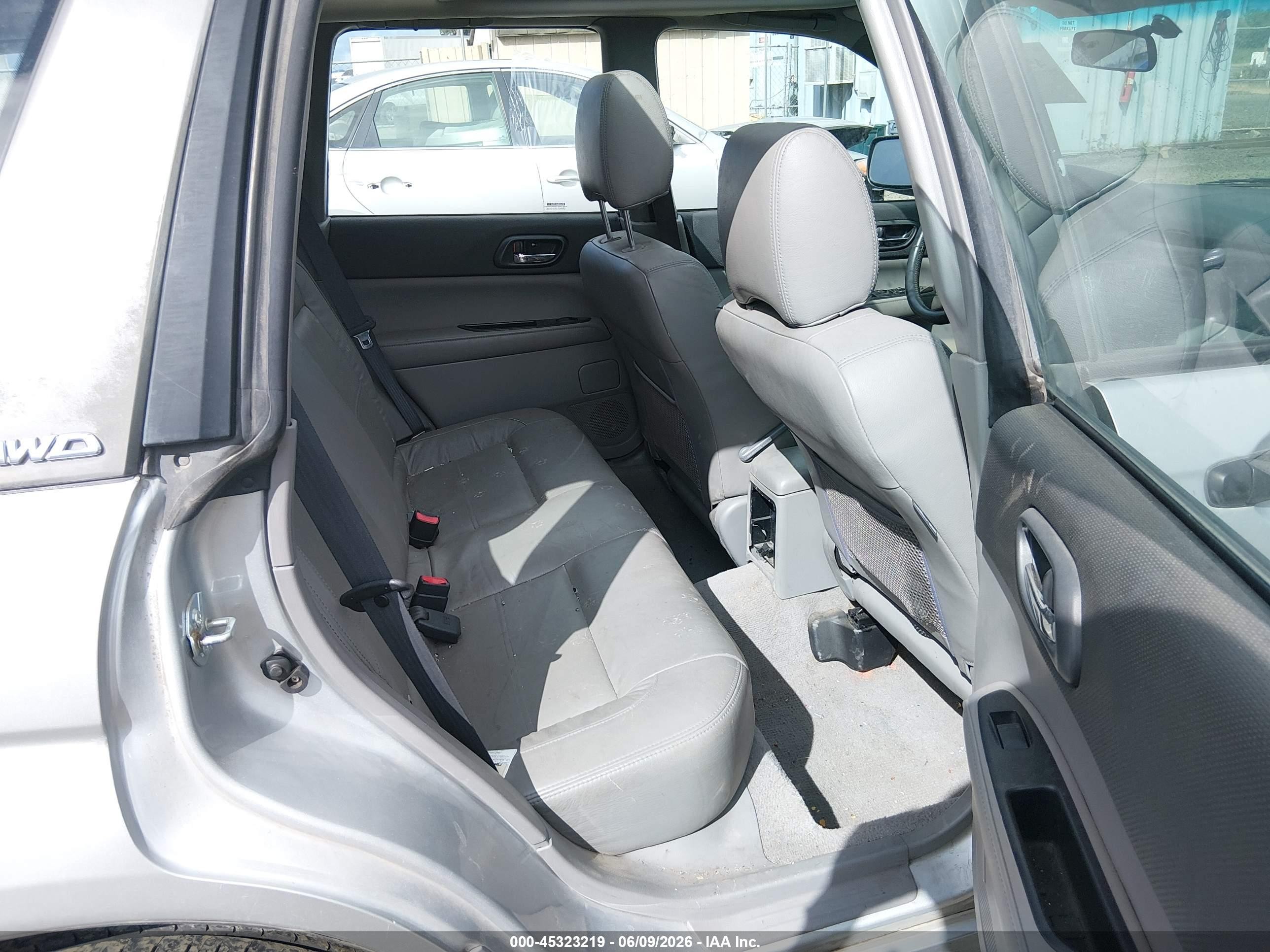 2004 Subaru Forester 2.5xs Silver vin: JF1SG65694H758520