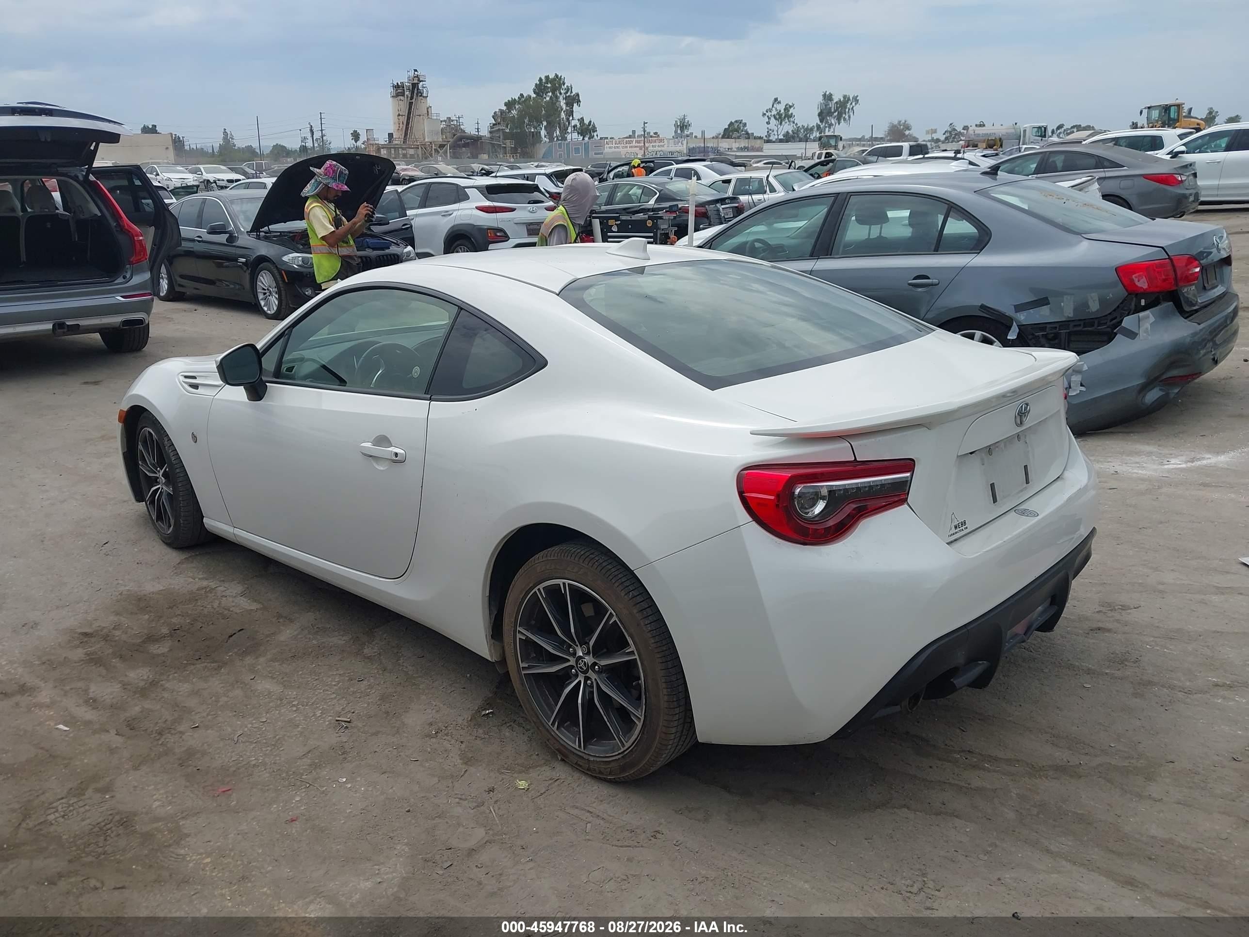 2017 Toyota 86   White vin: JF1ZNAA11H8704927