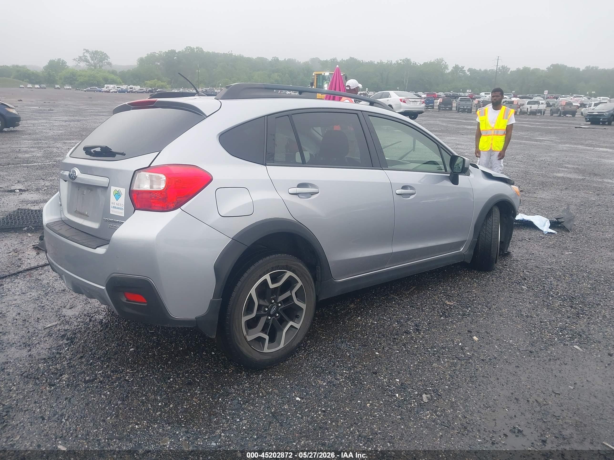 2017 Subaru Crosstrek 2.0i Premium Серебряный vin: JF2GPABC4H8209196