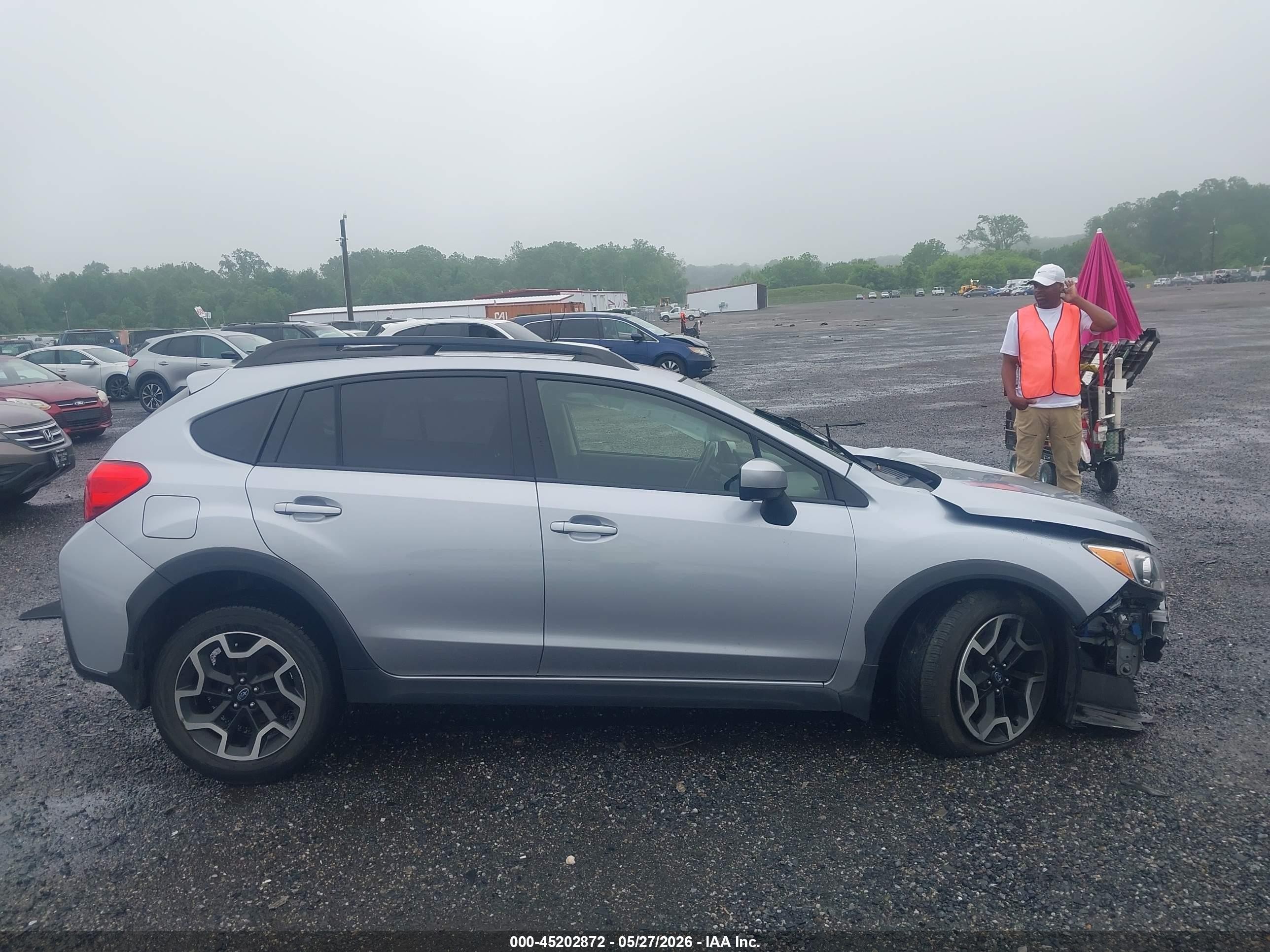 2017 Subaru Crosstrek 2.0i Premium Серебряный vin: JF2GPABC4H8209196