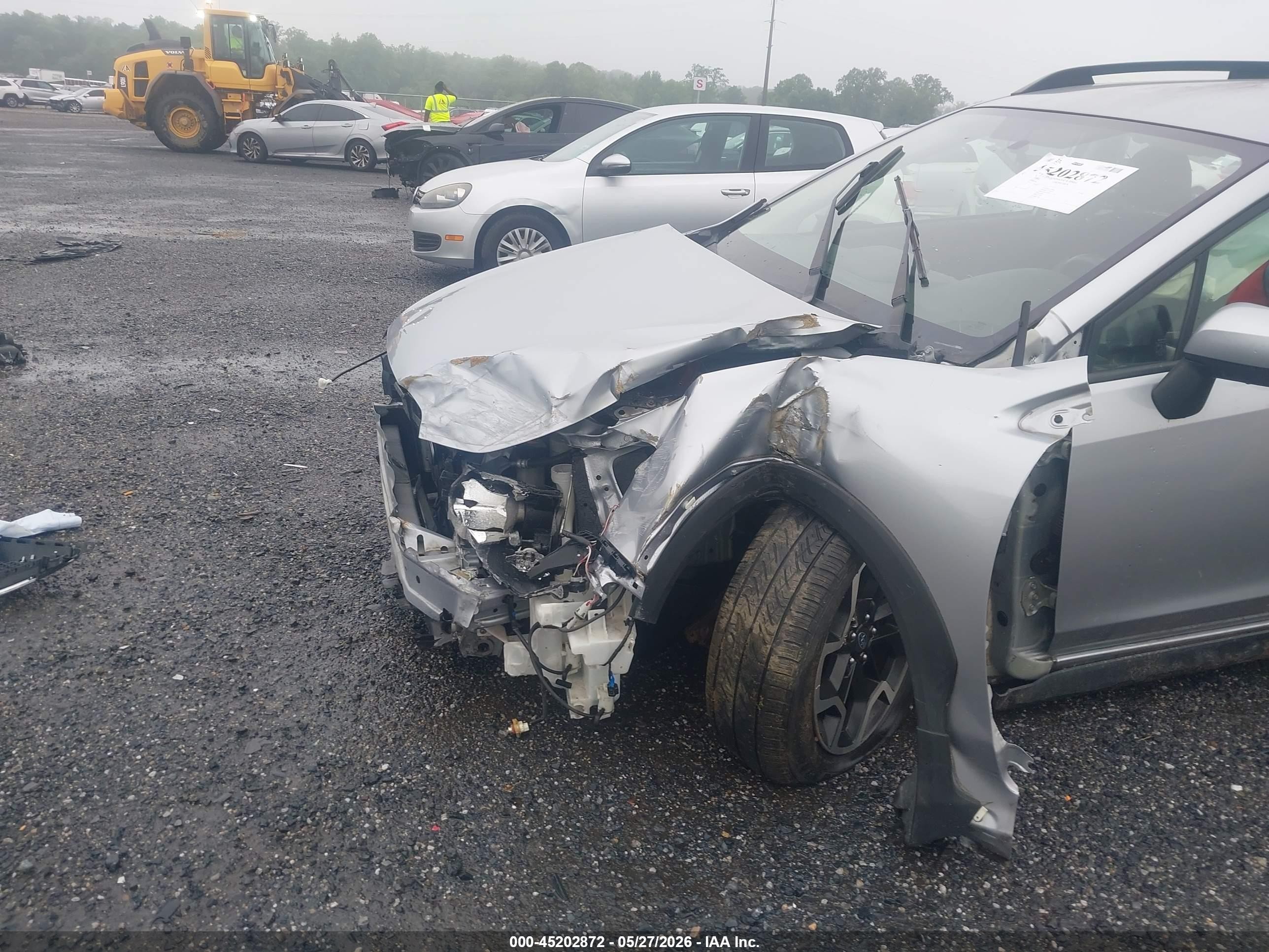 2017 Subaru Crosstrek 2.0i Premium Серебряный vin: JF2GPABC4H8209196