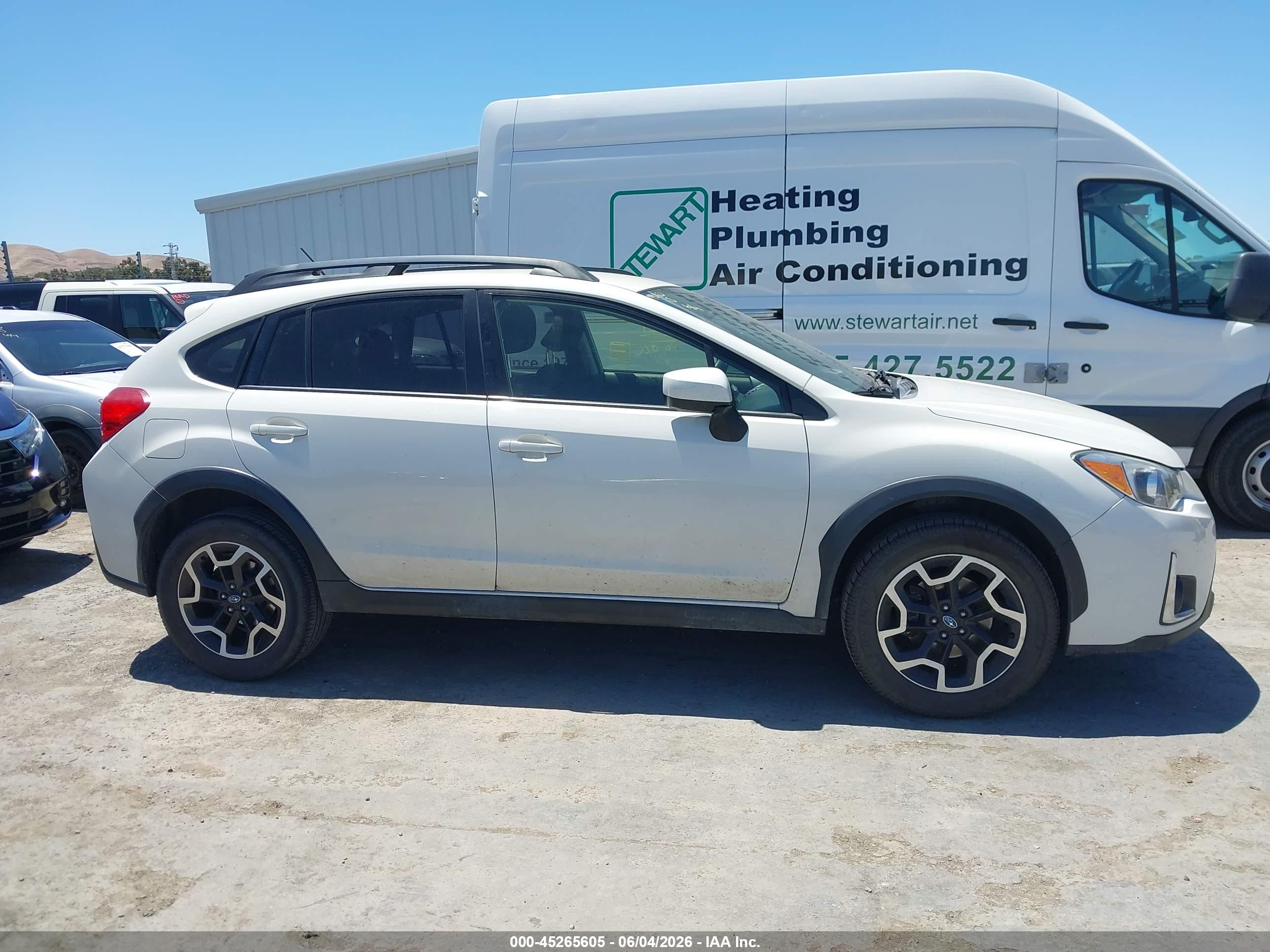 2016 Subaru Crosstrek 2.0i Premium White vin: JF2GPABC5G8216365