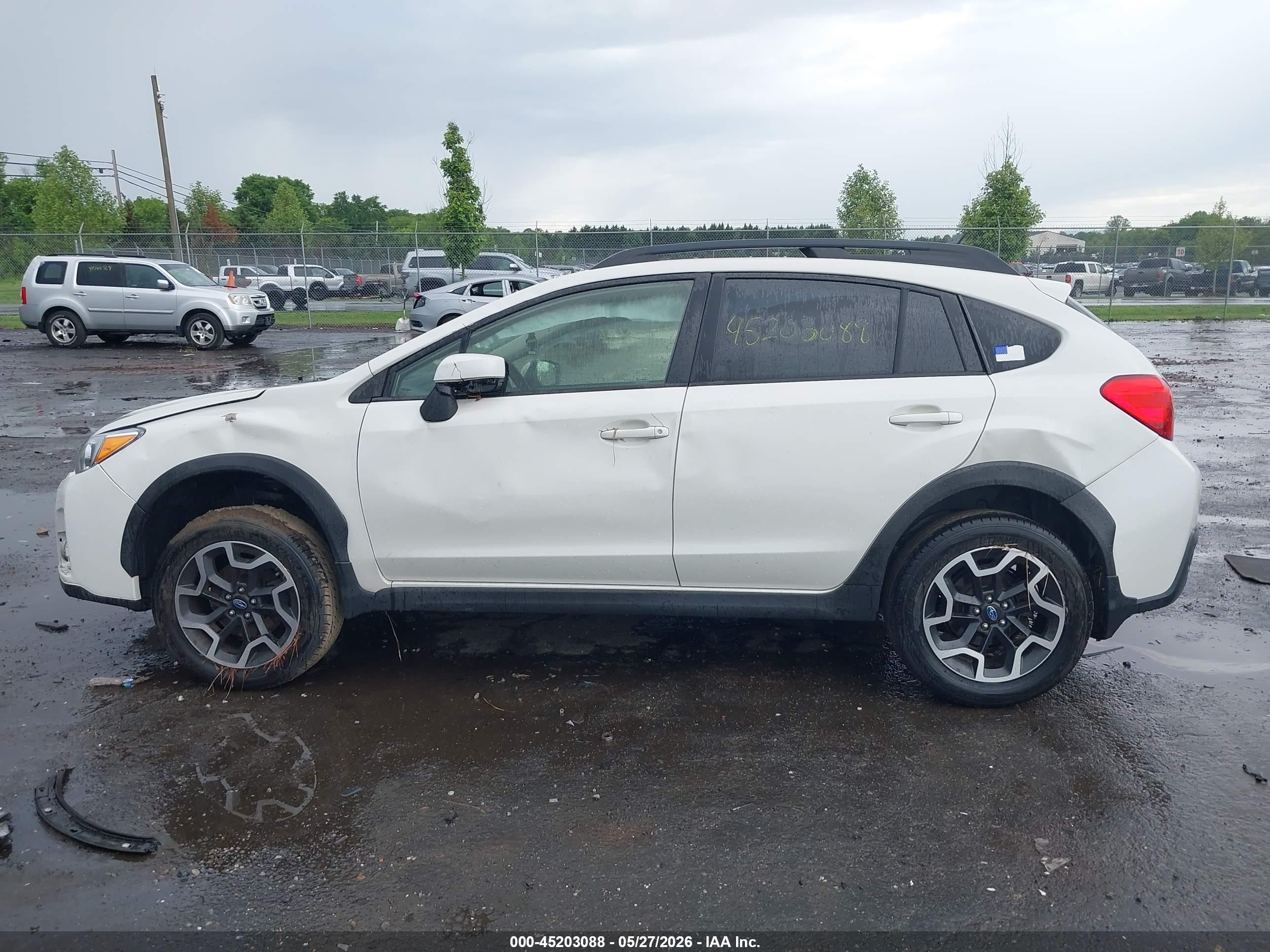 2017 Subaru Crosstrek 2.0i Premium White vin: JF2GPABC7H8218121