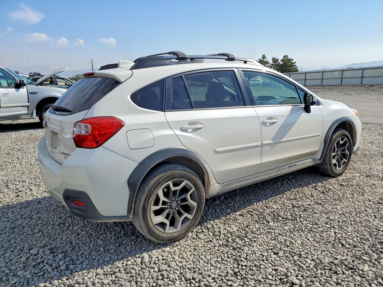 2016 Subaru Crosstrek Premium White vin: JF2GPADC8G8228104