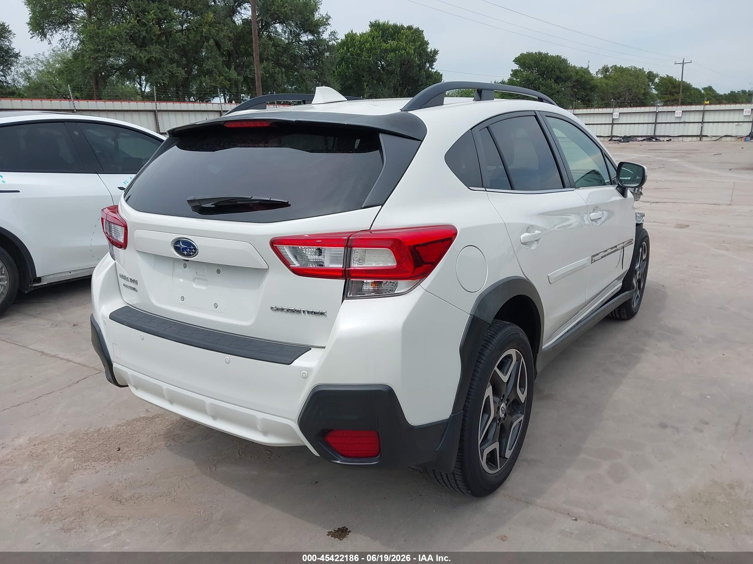 2018 Subaru Crosstrek 2.0i Limited White vin: JF2GTAMC4JH342488