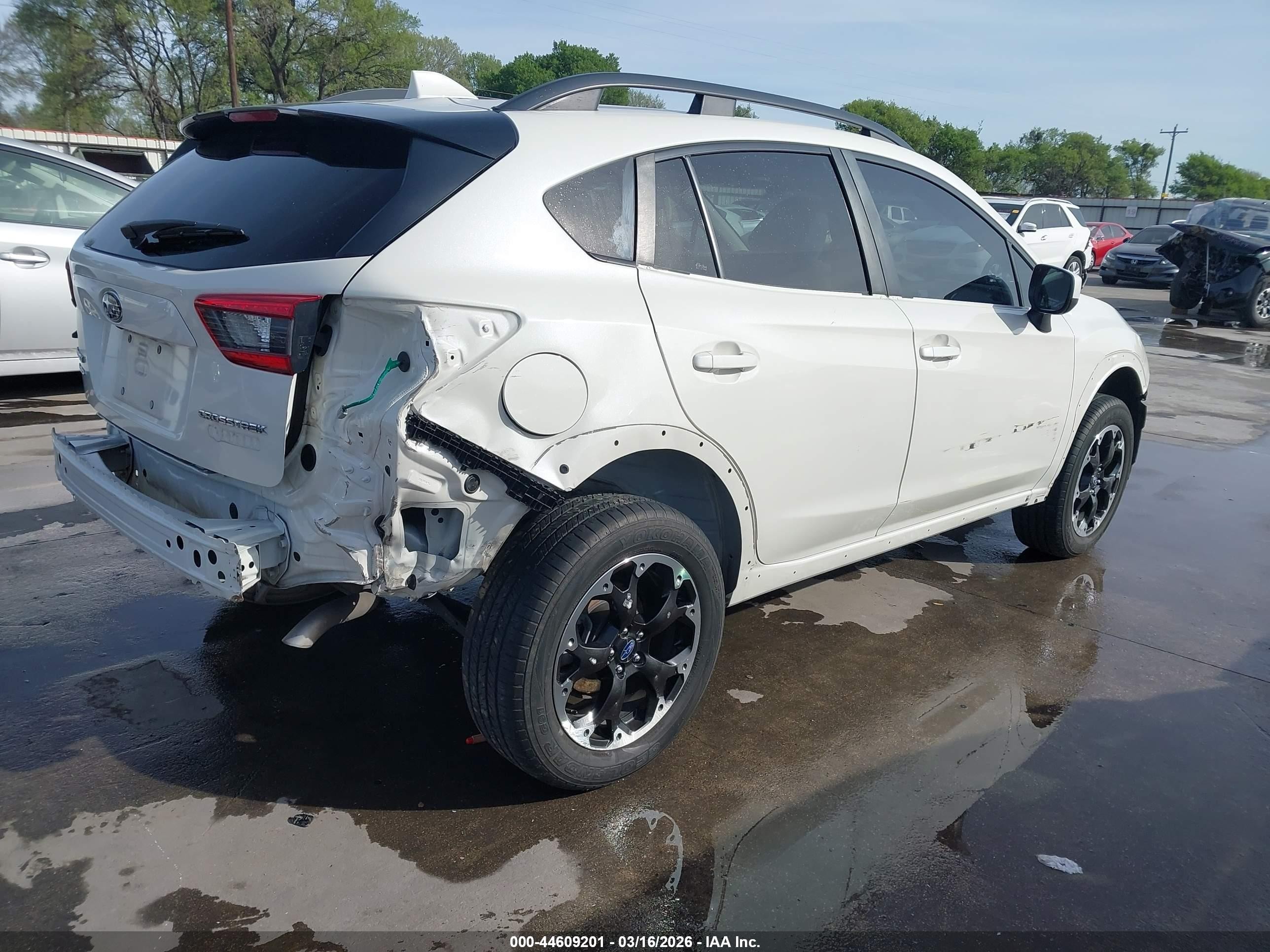 2023 Subaru Crosstrek Premium White vin: JF2GTAPC2P8223052