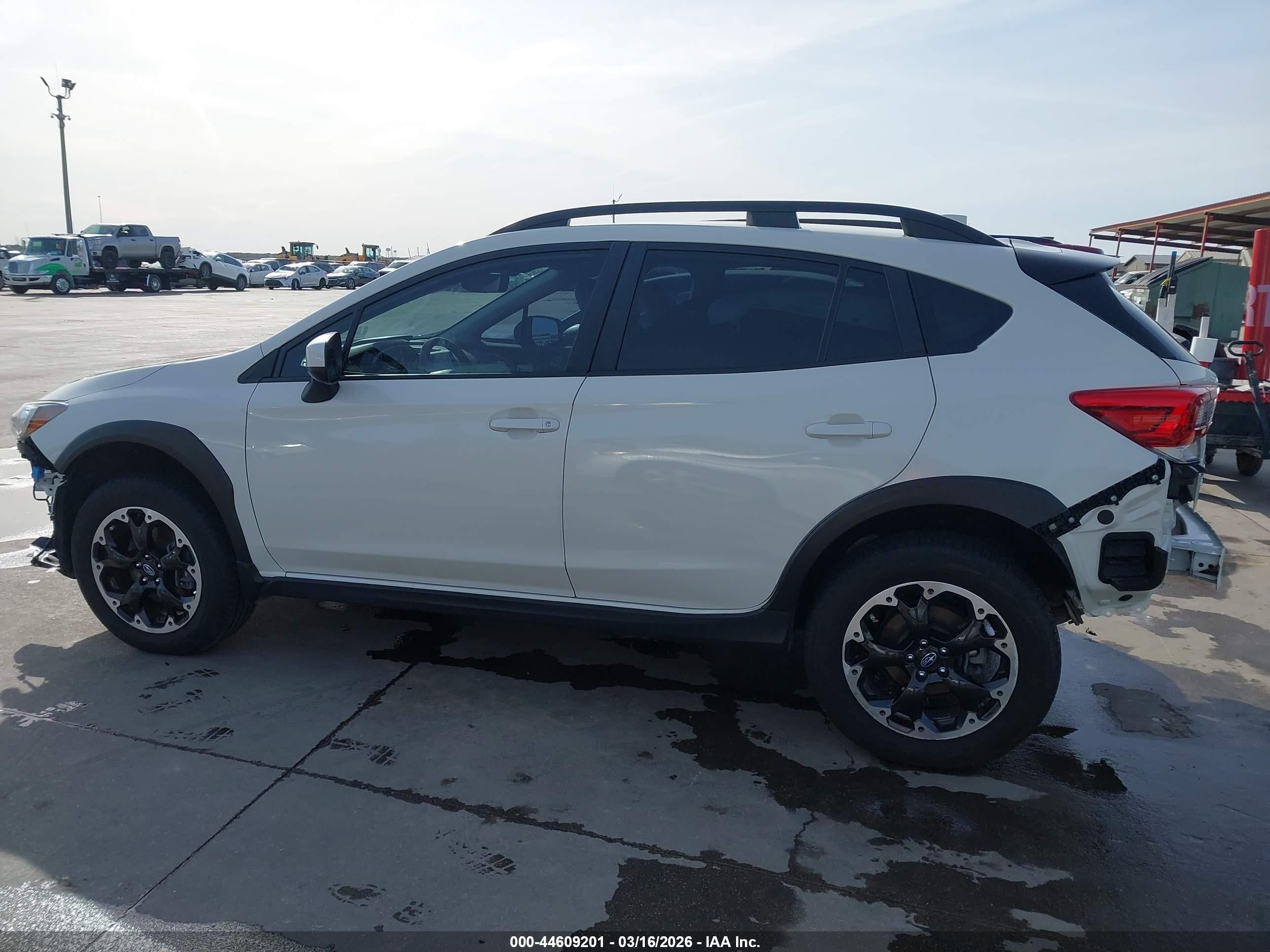2023 Subaru Crosstrek Premium White vin: JF2GTAPC2P8223052
