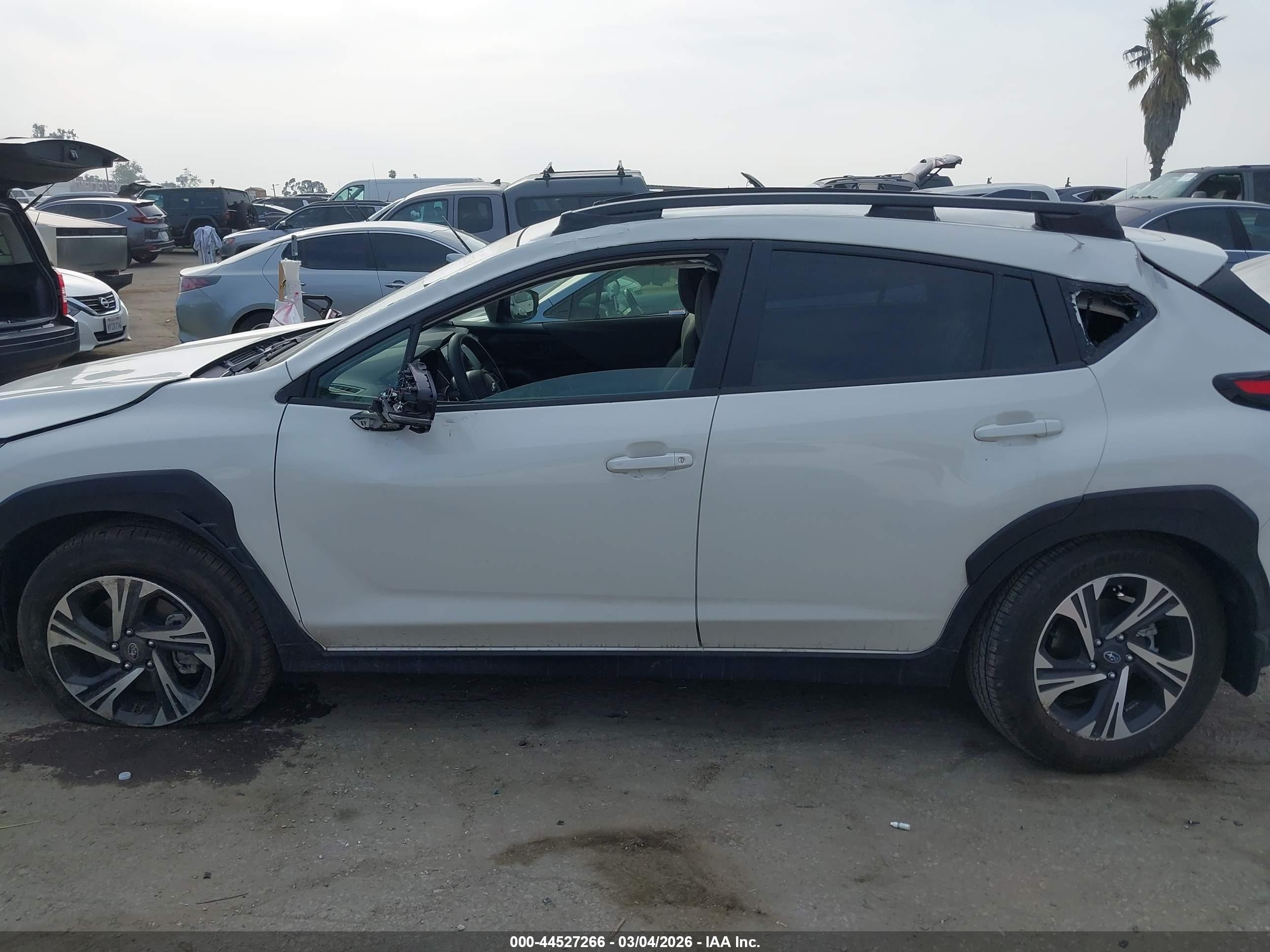 2024 Subaru Crosstrek Premium White vin: JF2GUADC5R8889861