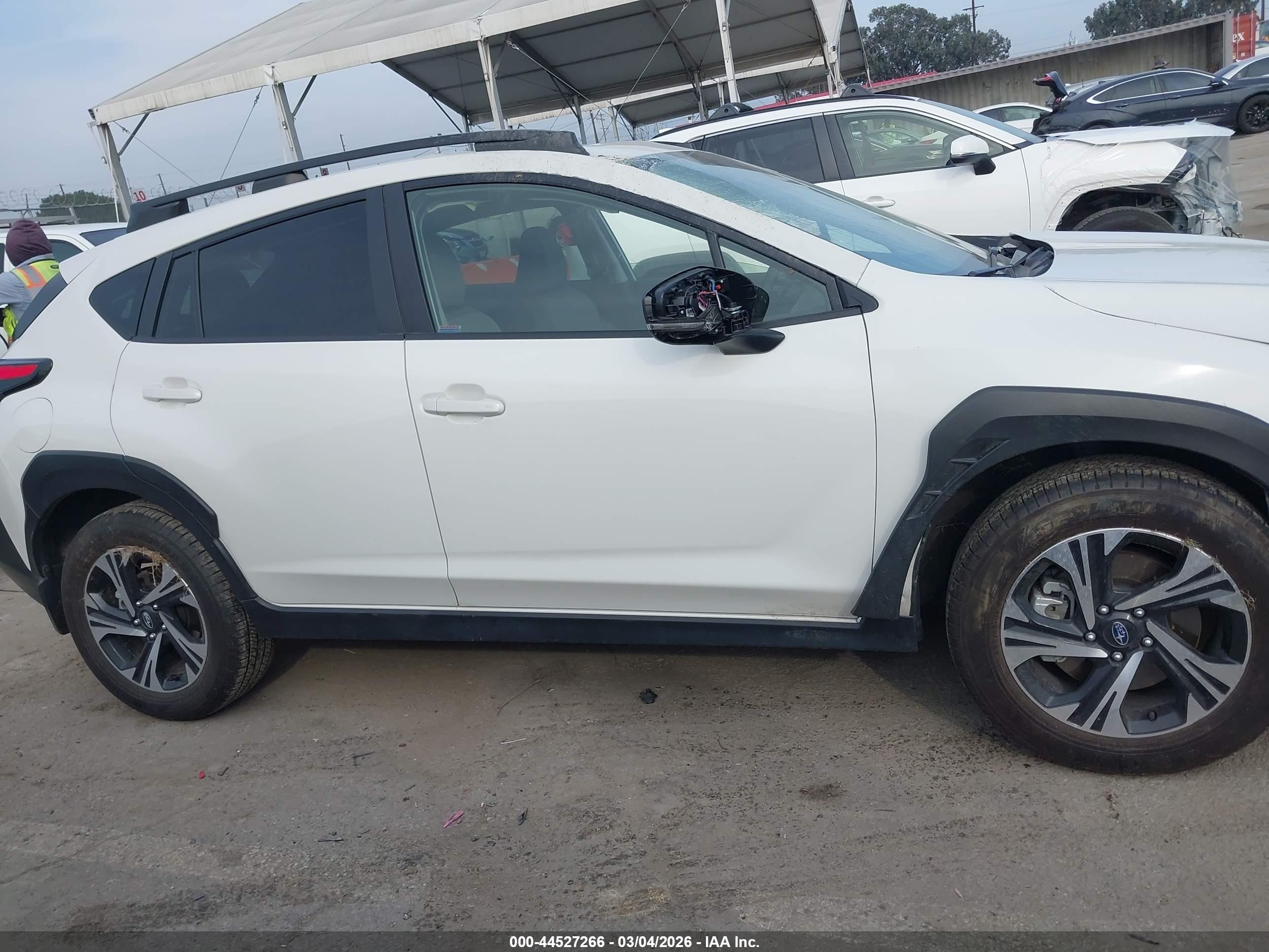 2024 Subaru Crosstrek Premium White vin: JF2GUADC5R8889861