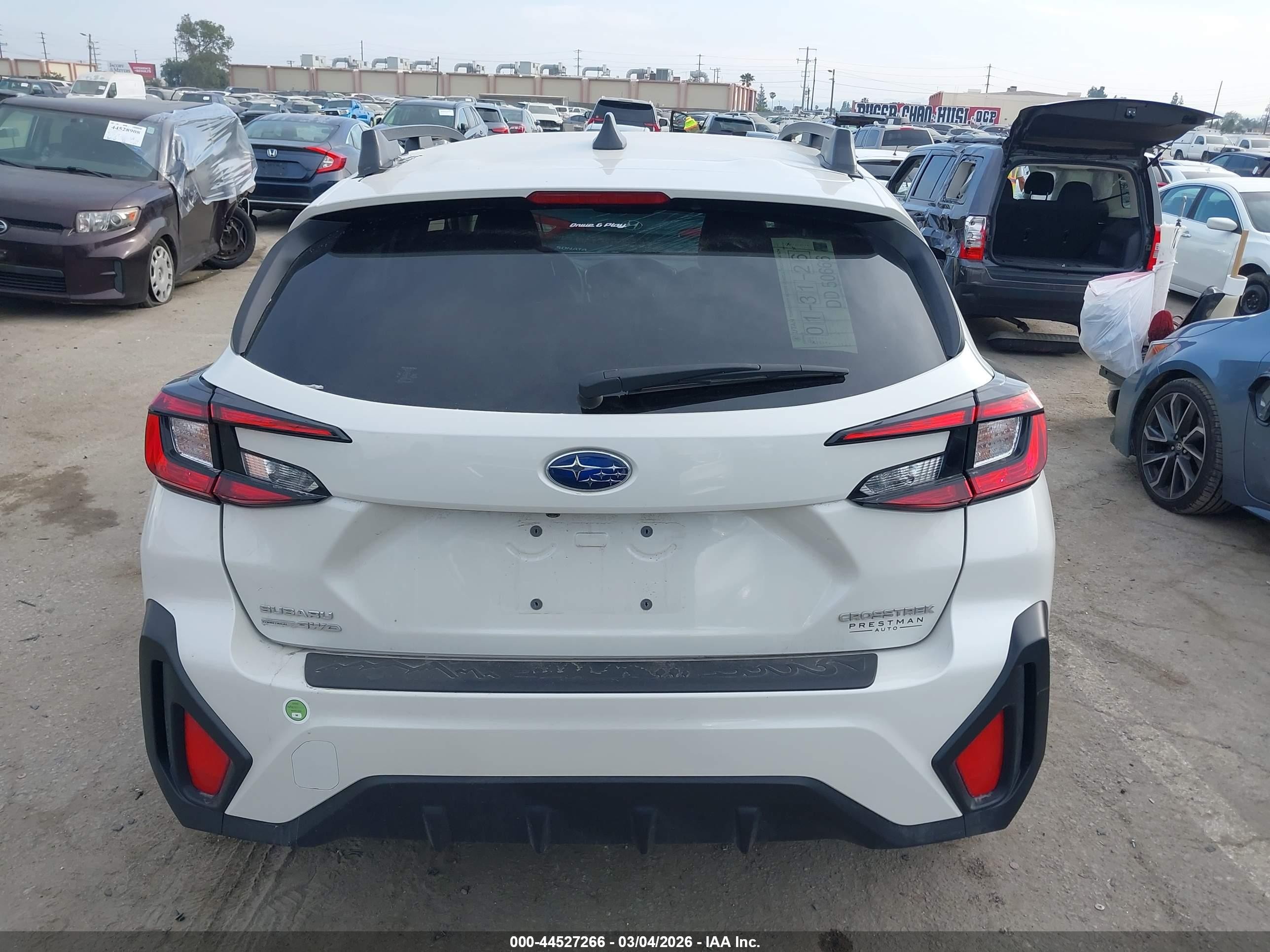 2024 Subaru Crosstrek Premium White vin: JF2GUADC5R8889861