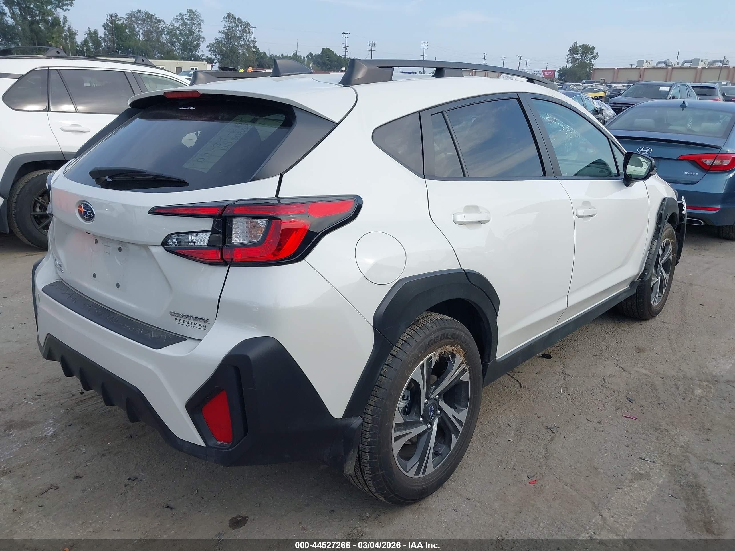 2024 Subaru Crosstrek Premium White vin: JF2GUADC5R8889861