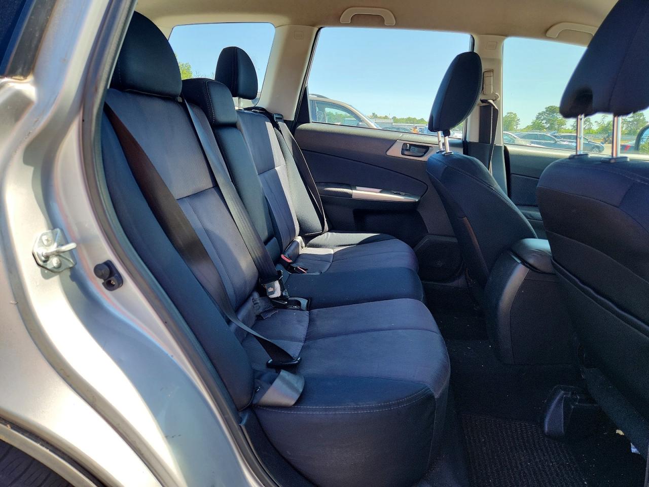 2009 Subaru Forester 2.5x Silver vin: JF2SH61609H717036