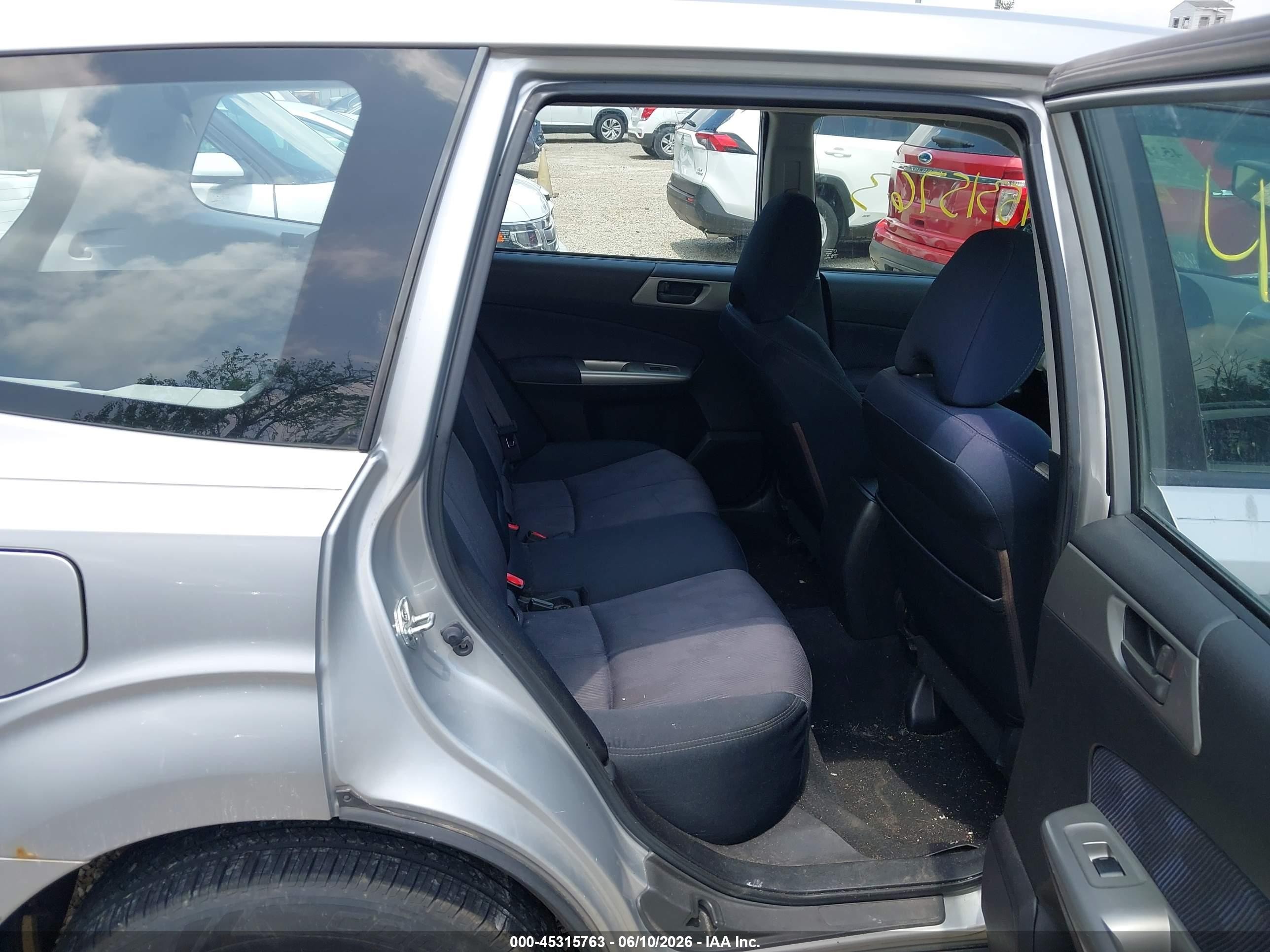 2009 Subaru Forester 2.5x Silver vin: JF2SH61659H760111