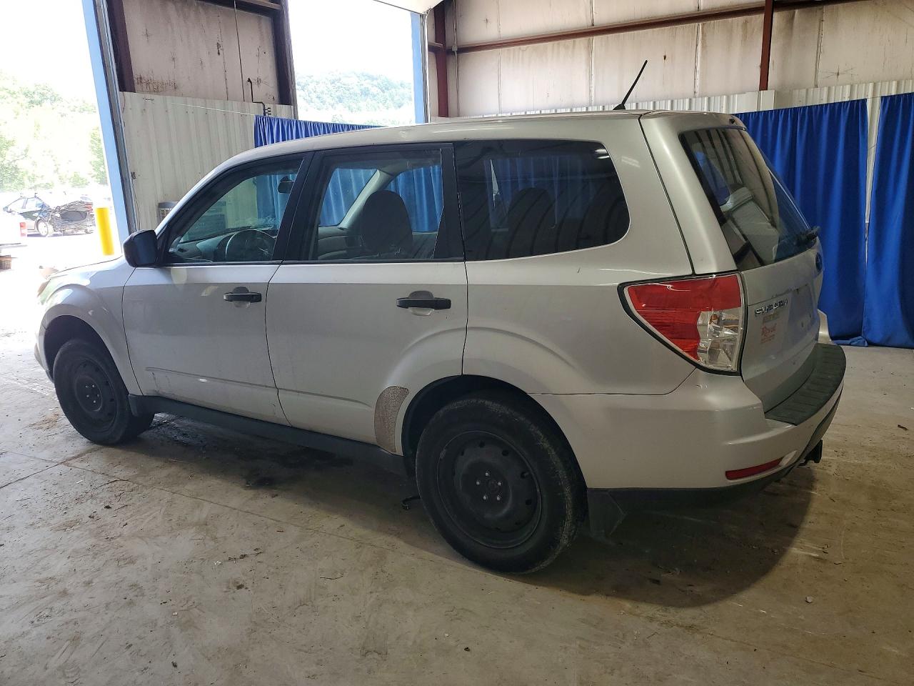 2009 Subaru Forester 2.5x Silver vin: JF2SH61699G796812
