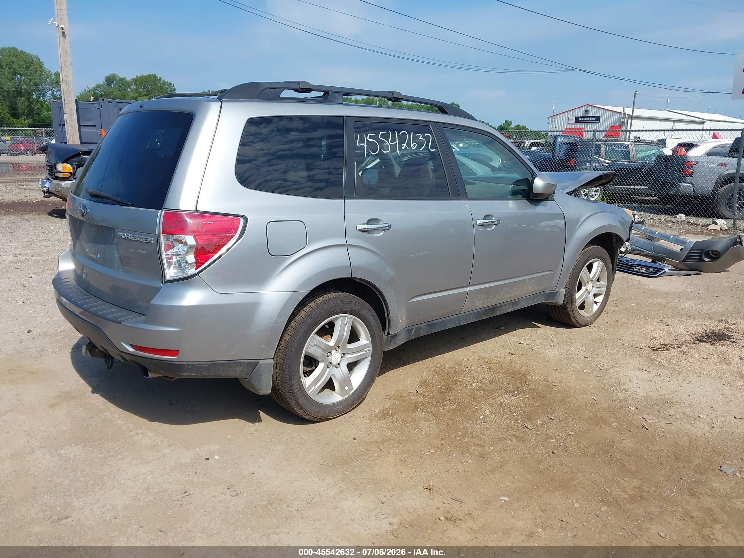 2009 Subaru Forester 2.5x Silver vin: JF2SH63609H711492