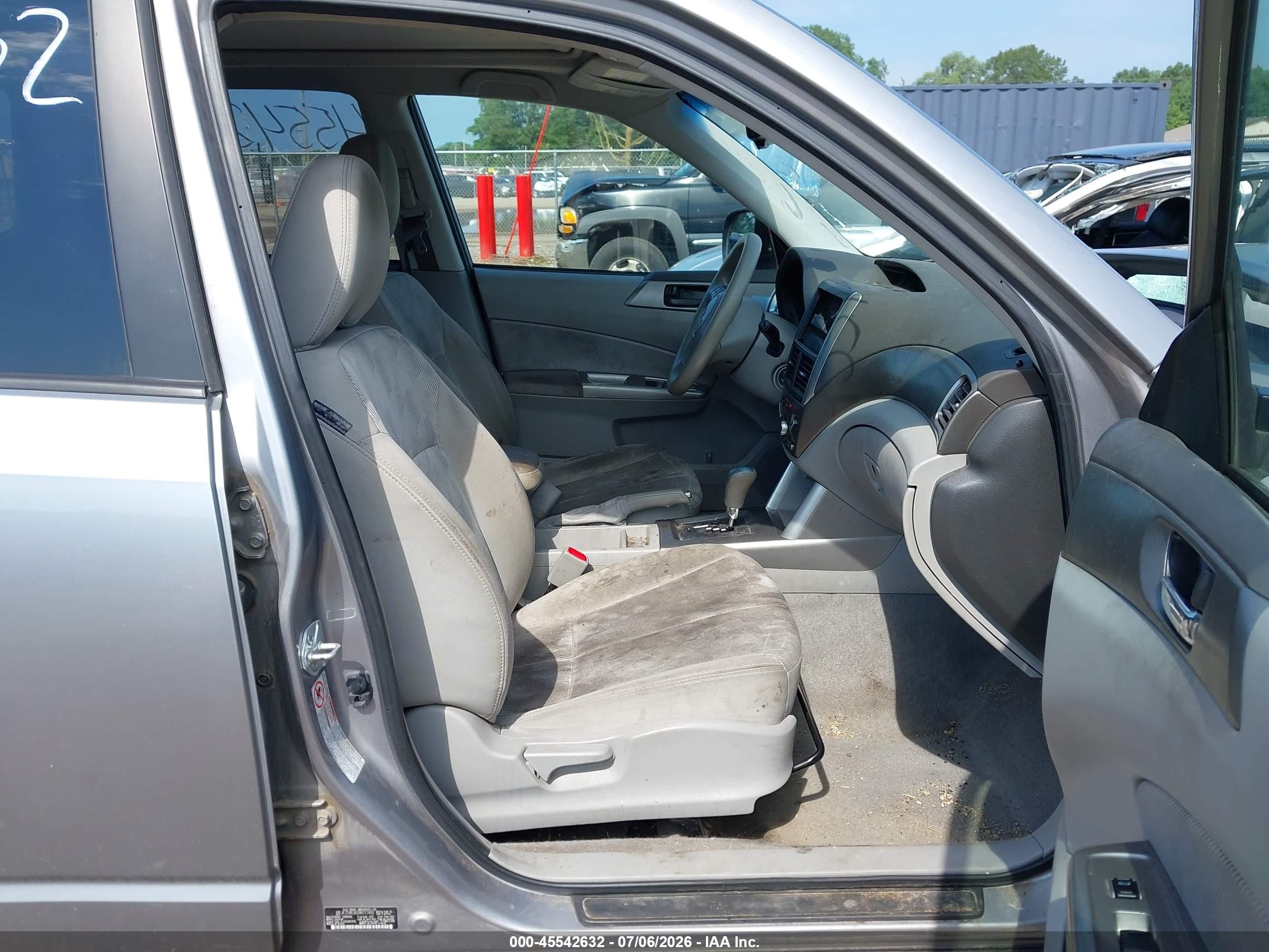 2009 Subaru Forester 2.5x Silver vin: JF2SH63609H711492
