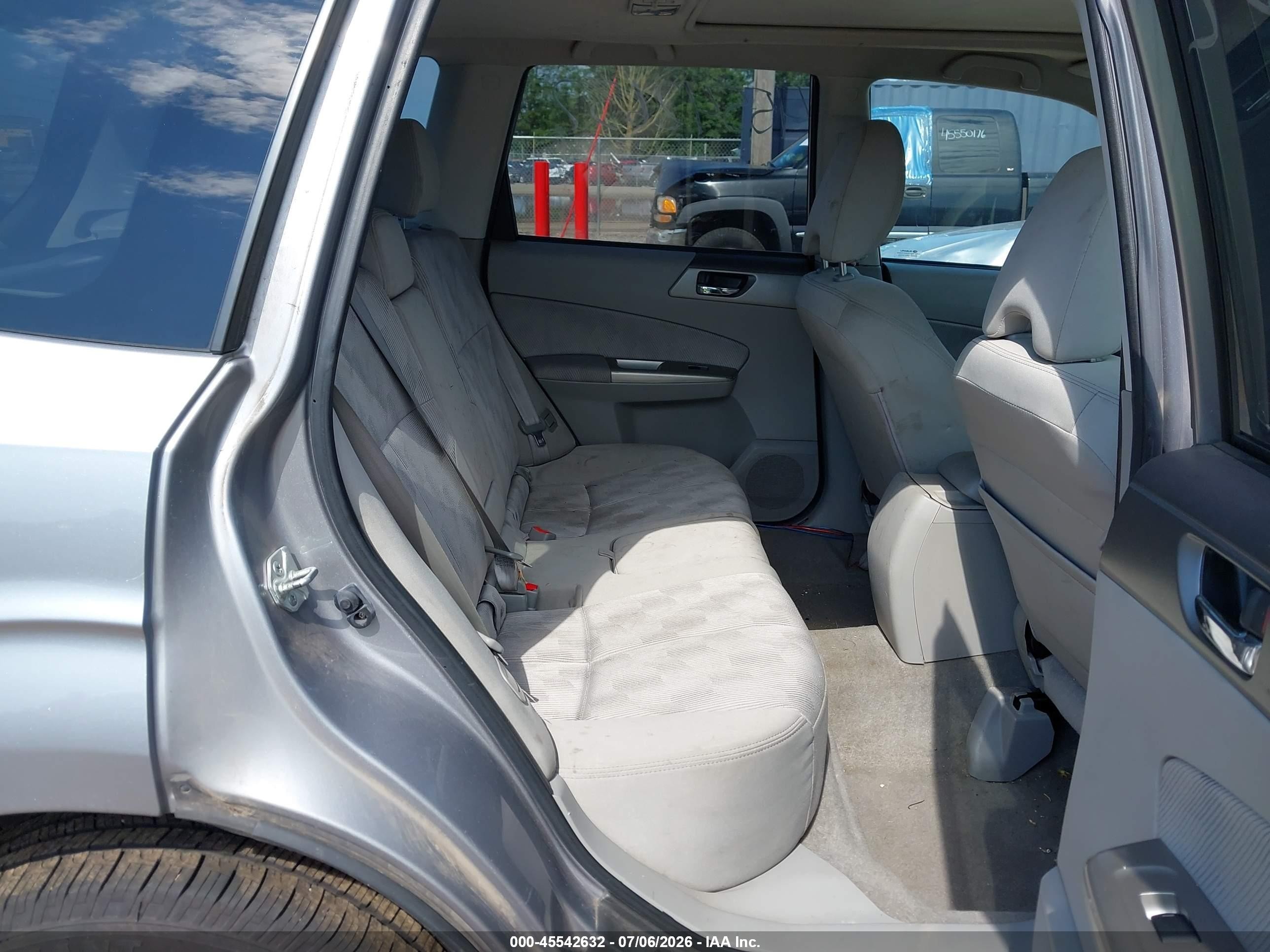 2009 Subaru Forester 2.5x Silver vin: JF2SH63609H711492