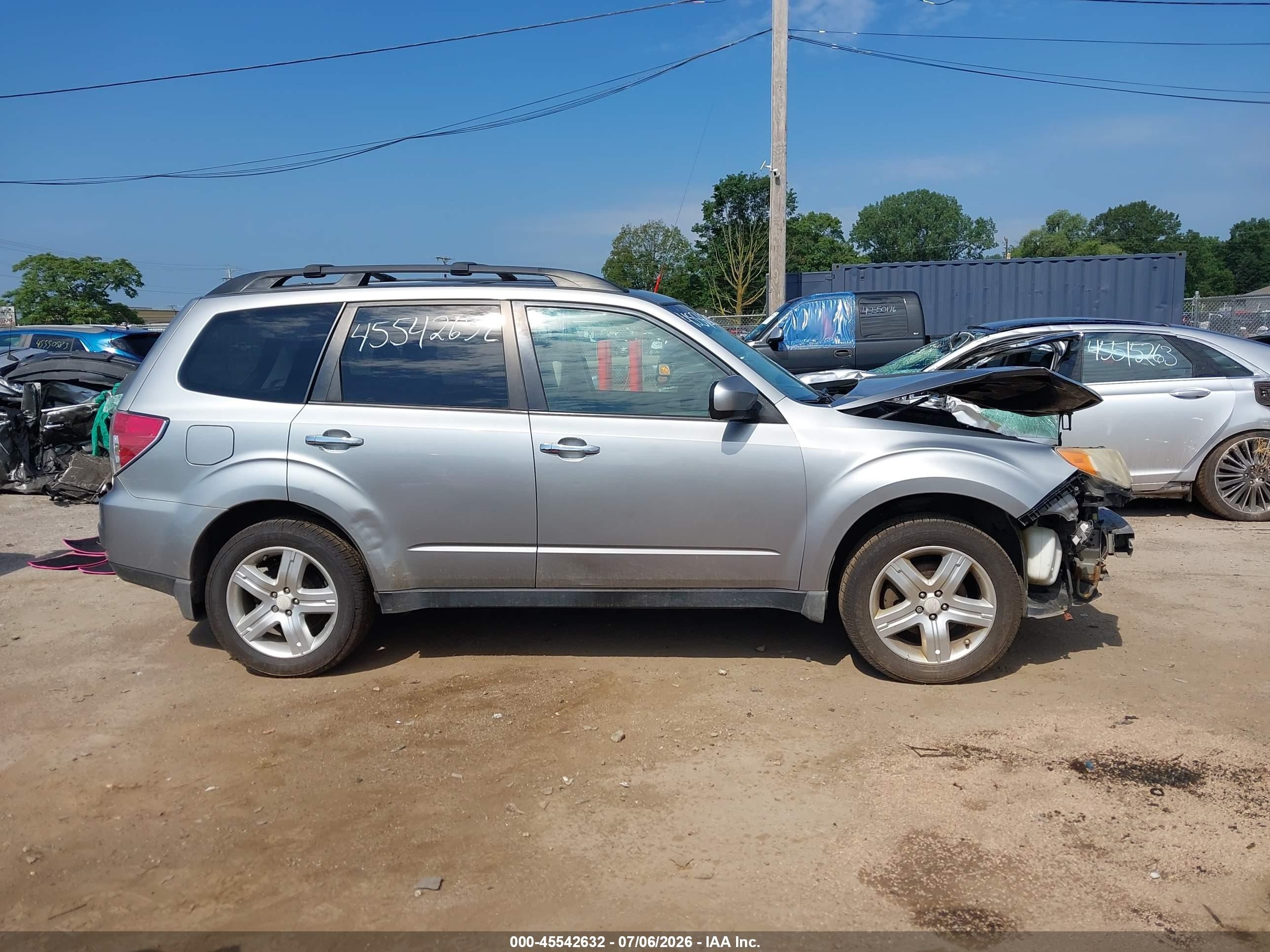 2009 Subaru Forester 2.5x Silver vin: JF2SH63609H711492