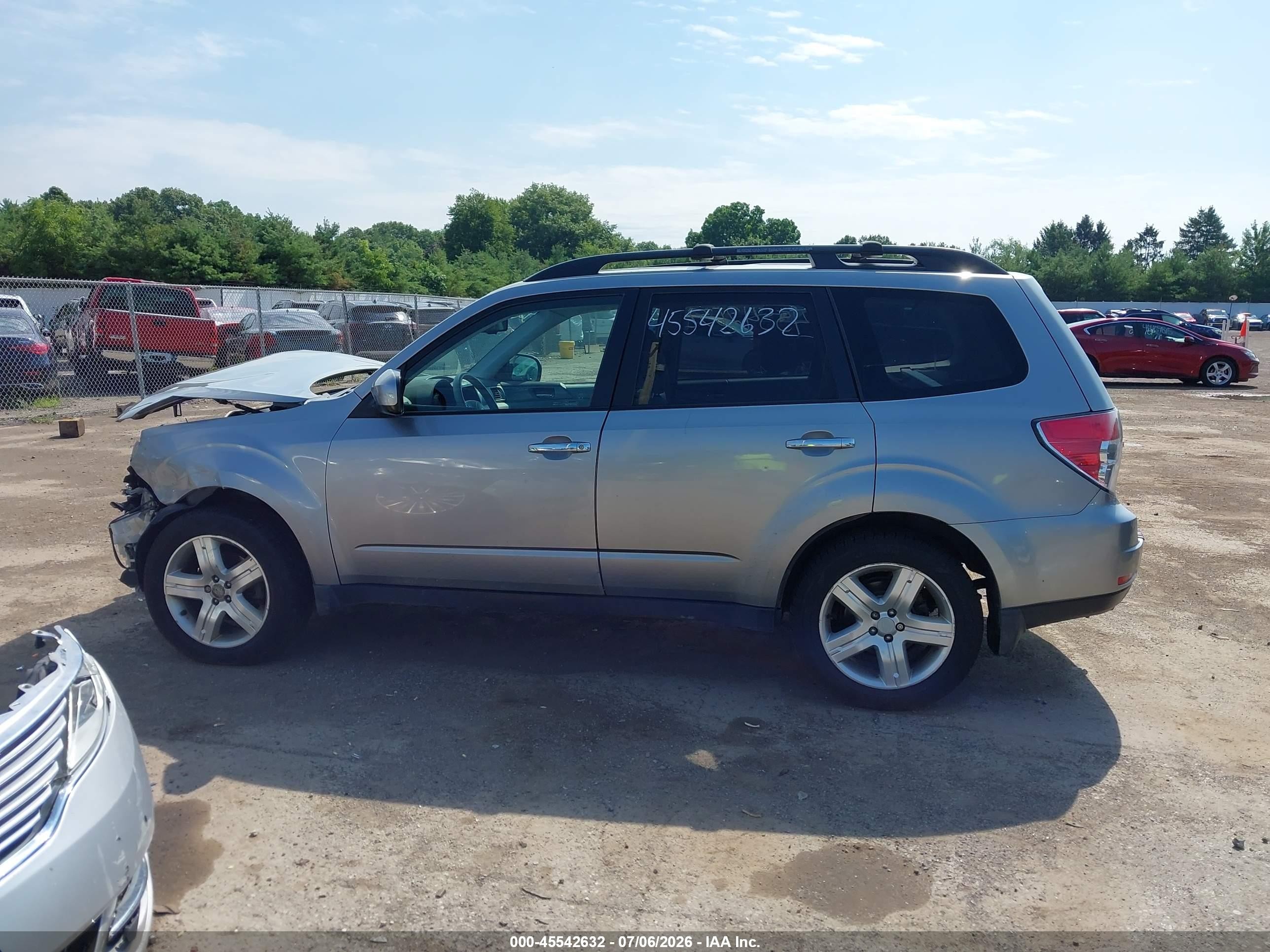 2009 Subaru Forester 2.5x Silver vin: JF2SH63609H711492