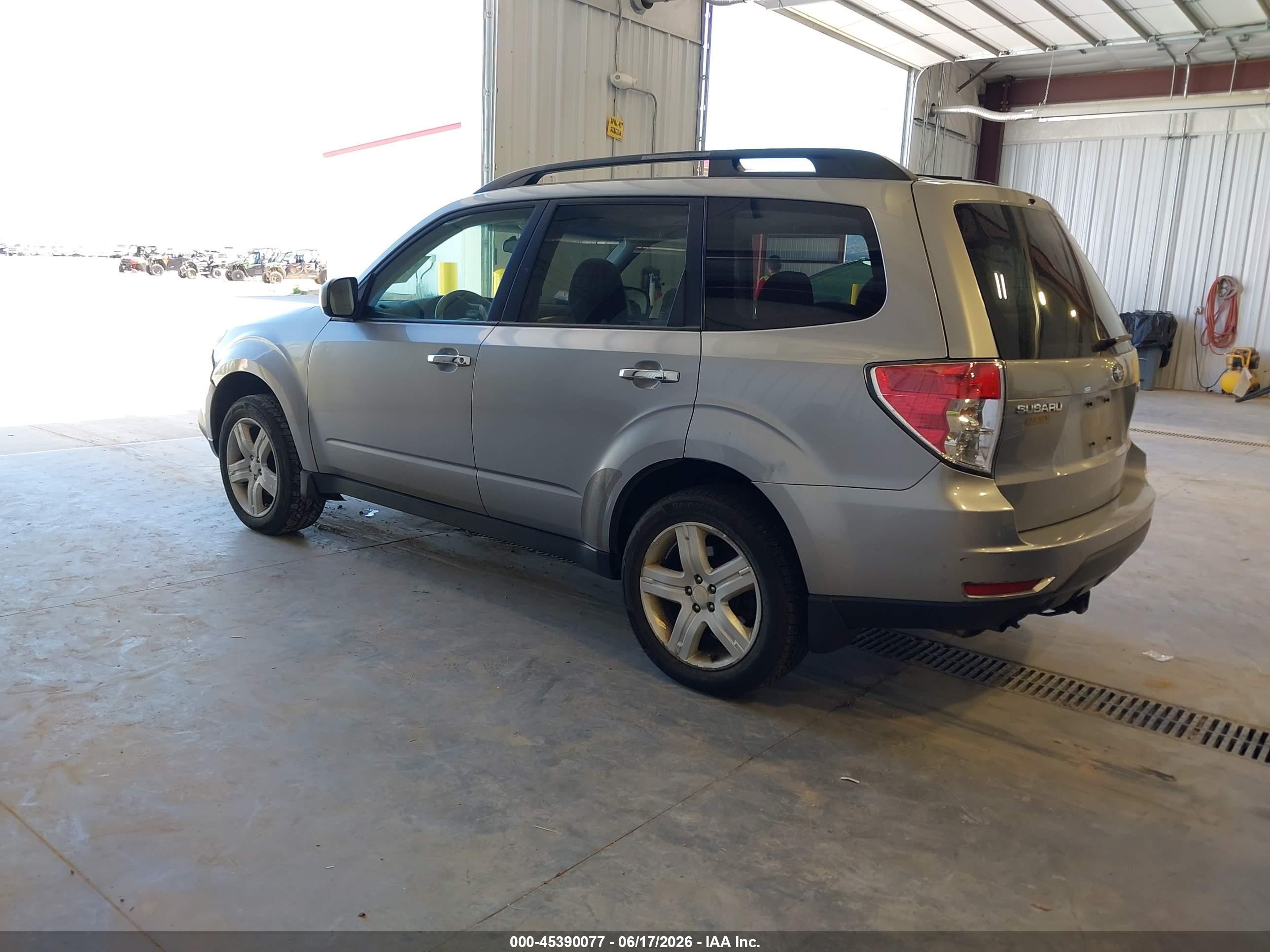 2009 Subaru Forester 2.5x Silver vin: JF2SH63619G779807