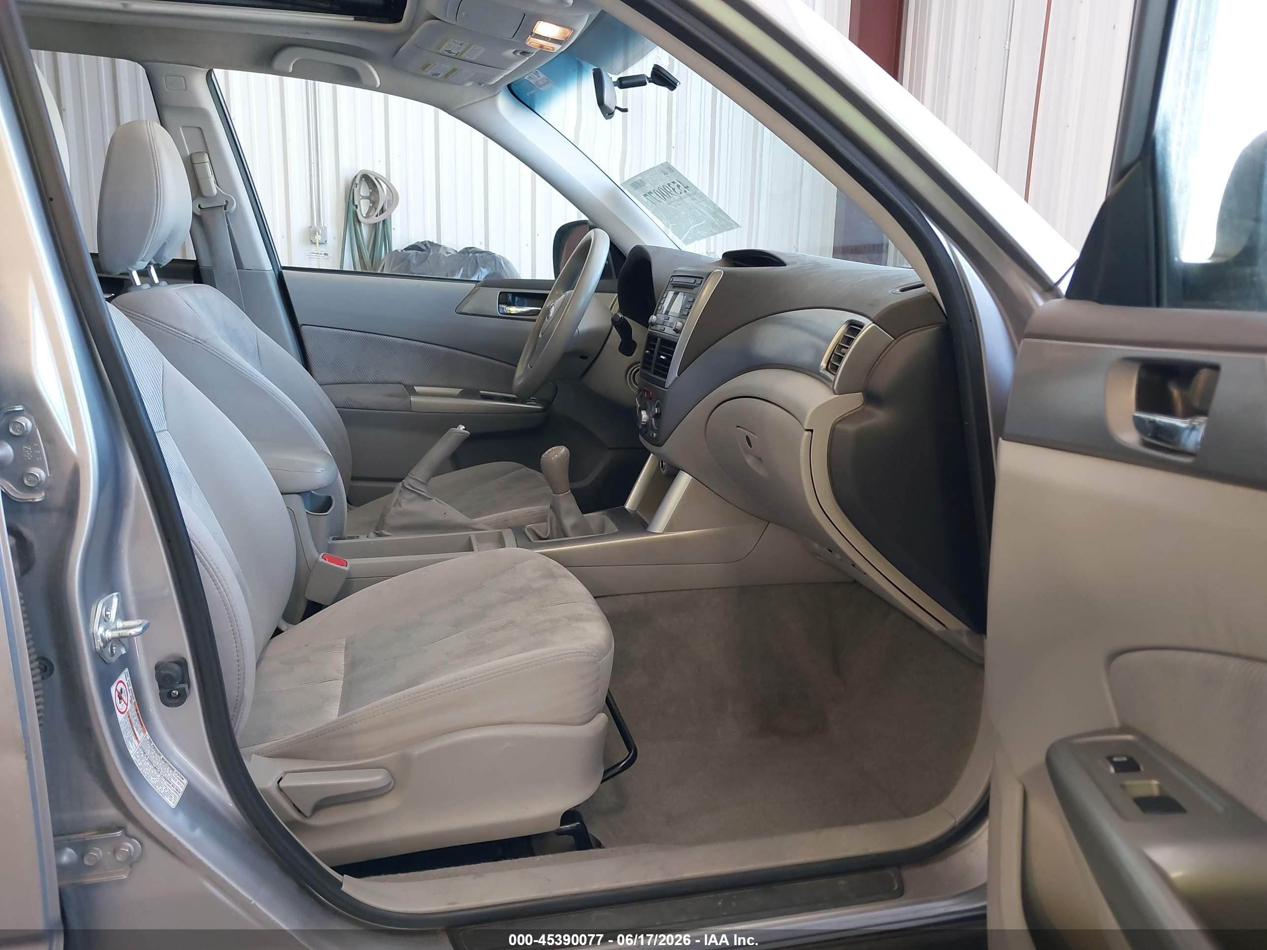 2009 Subaru Forester 2.5x Silver vin: JF2SH63619G779807