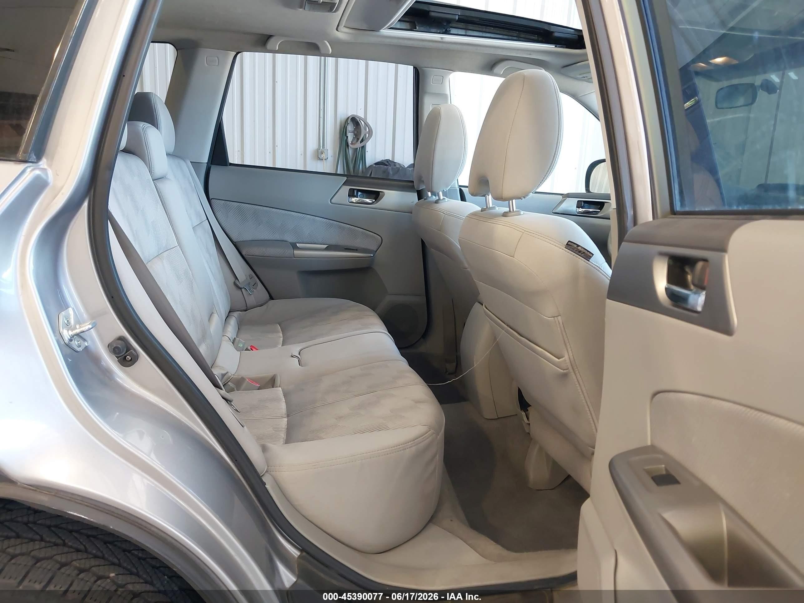 2009 Subaru Forester 2.5x Silver vin: JF2SH63619G779807