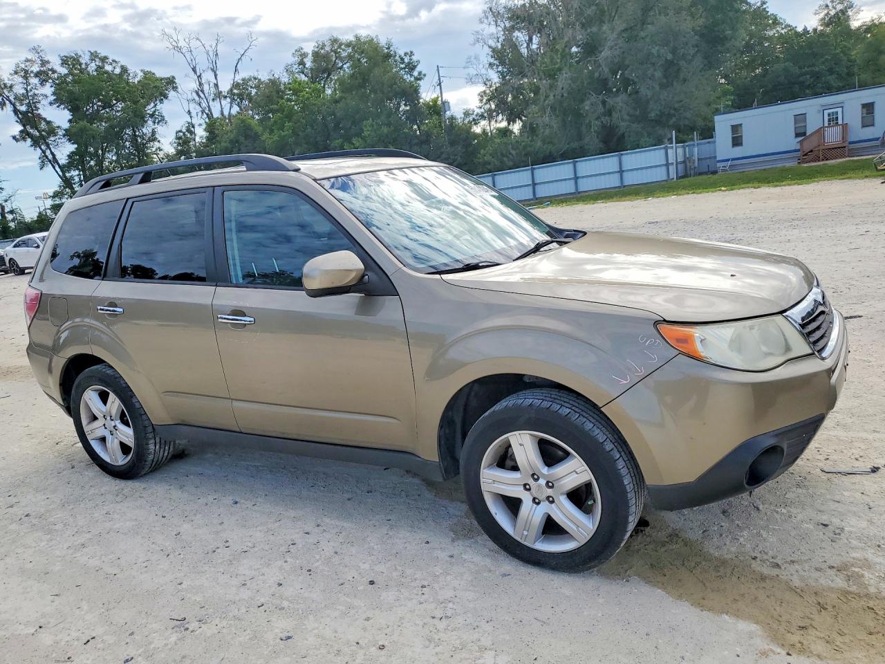 2009 Subaru Forester 2.5x Premium Tan vin: JF2SH63619H719987