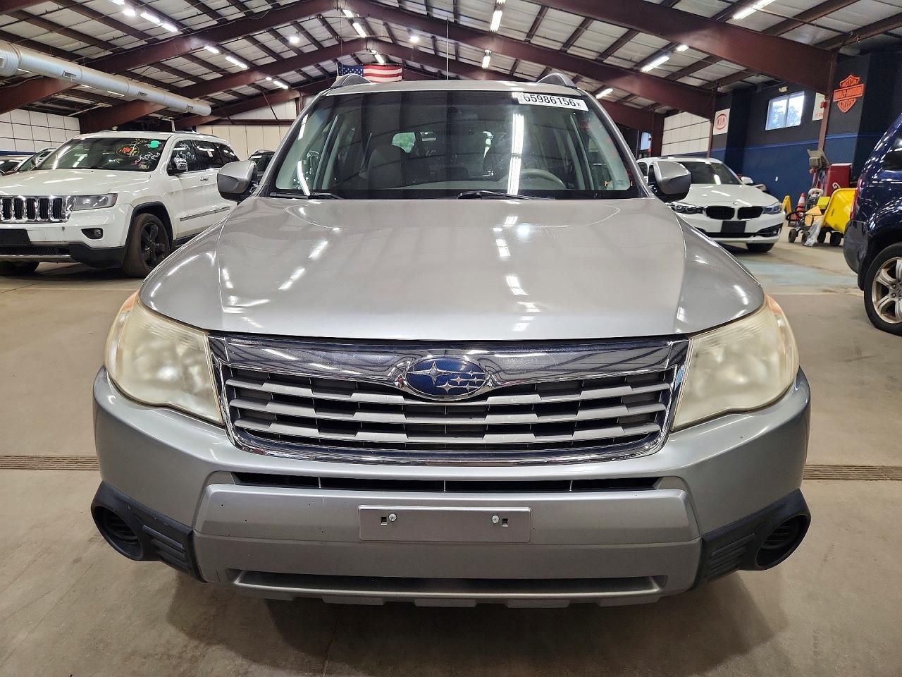 2009 Subaru Forester Silver vin: JF2SH63629H719402