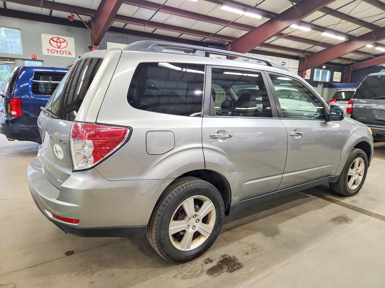 2009 Subaru Forester Silver vin: JF2SH63629H719402