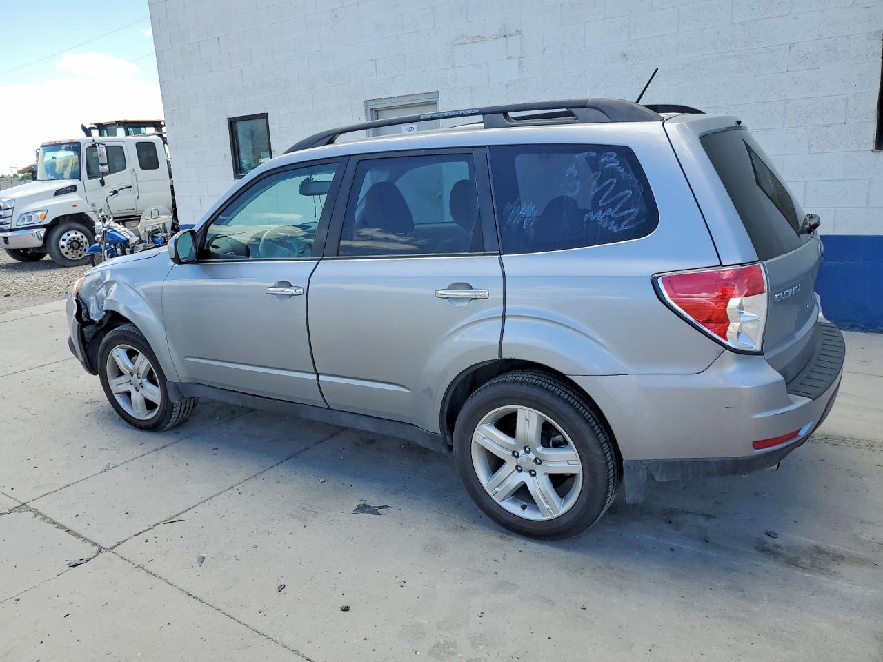 2009 Subaru Forester 2.5x Premium Silver vin: JF2SH63659H777178