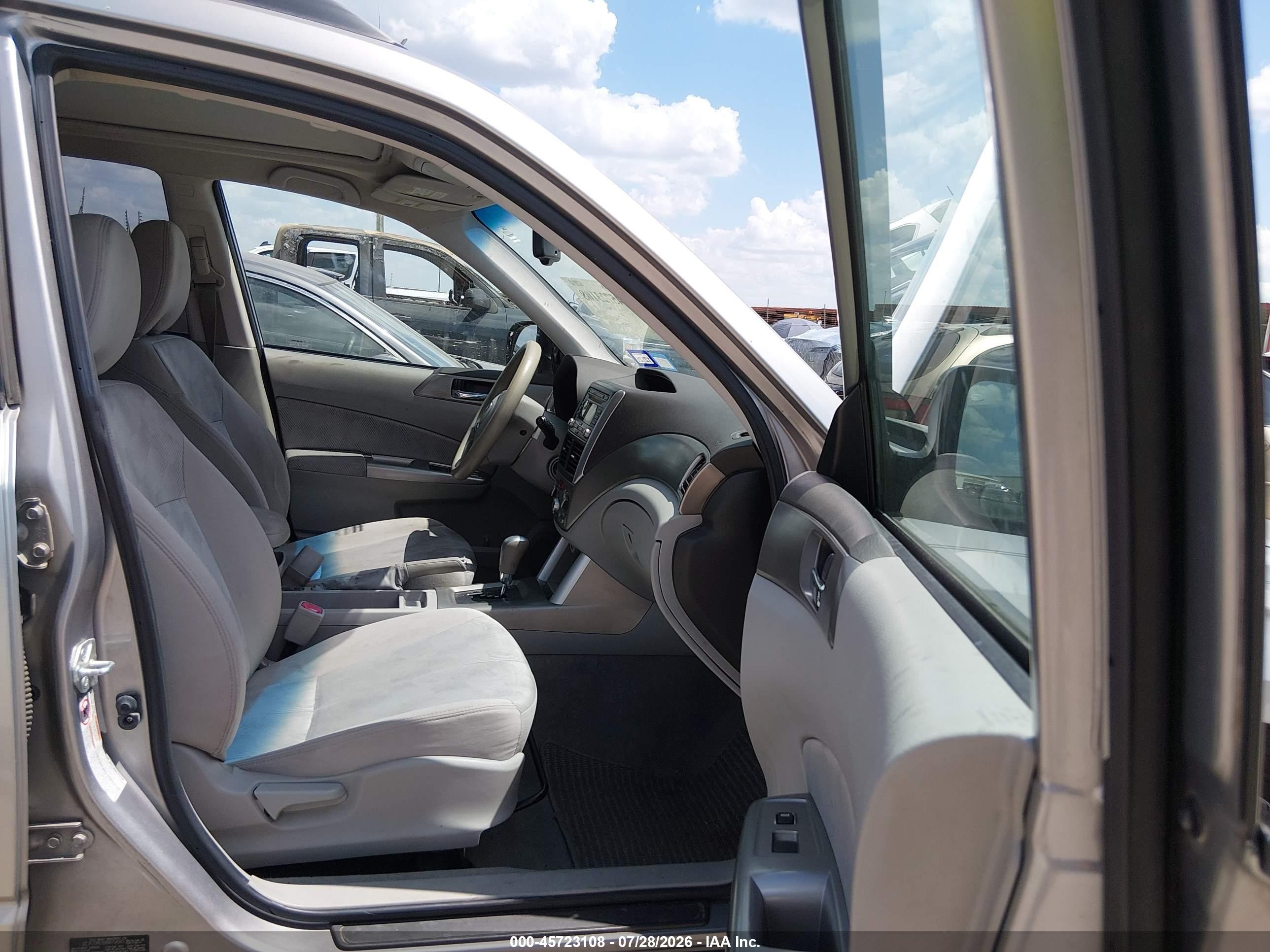 2009 Subaru Forester 2.5x Silver vin: JF2SH636X9H754947