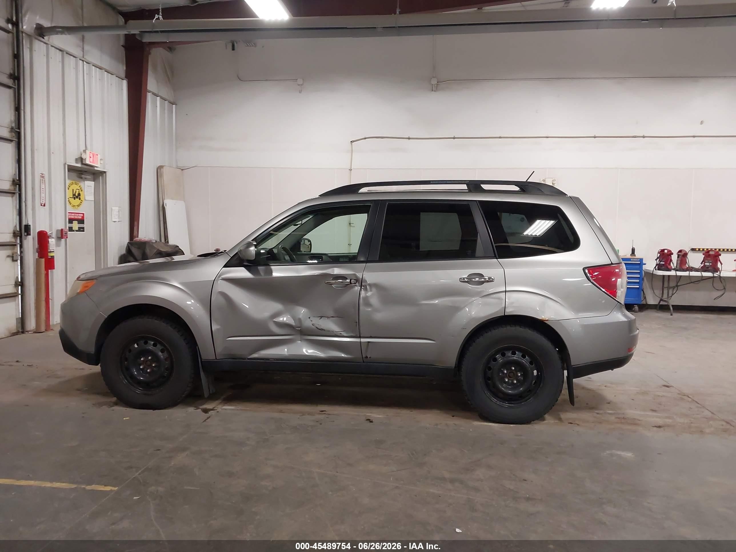 2009 Subaru Forester 2.5x Limited Silver vin: JF2SH64669H763305