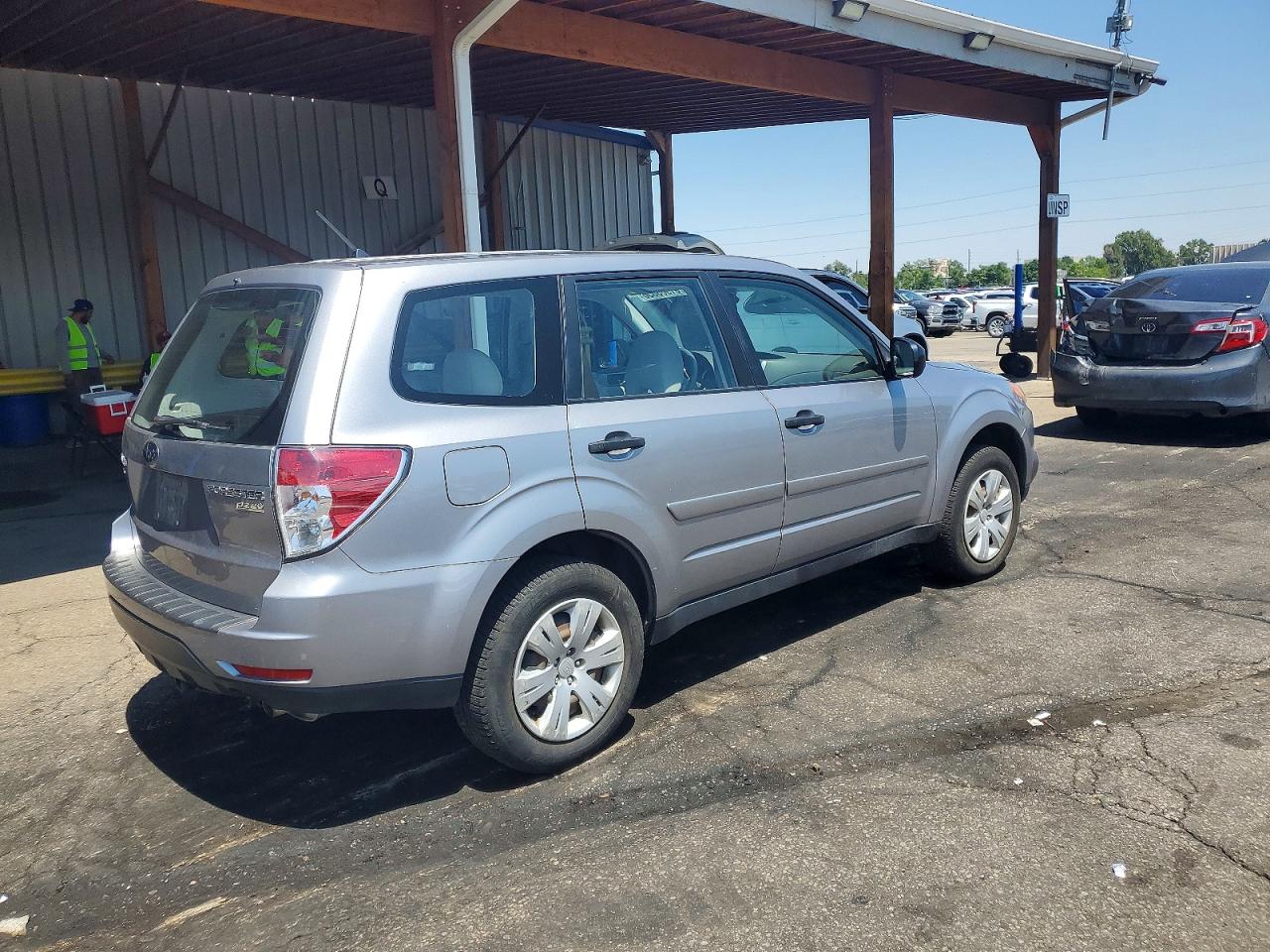 2010 Subaru Forester 2.5x Silver vin: JF2SH6AC0AG759335