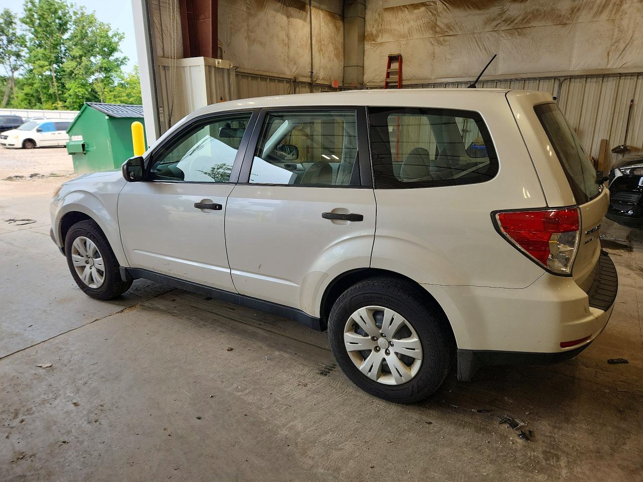 2010 Subaru Forester 2.5x White vin: JF2SH6AC4AH742306