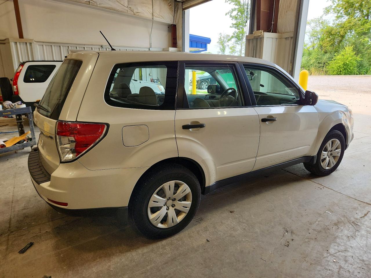 2010 Subaru Forester 2.5x White vin: JF2SH6AC4AH742306