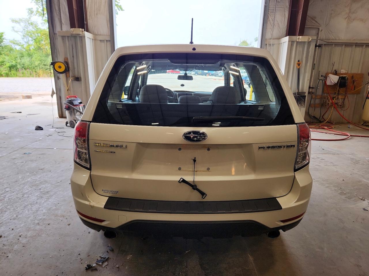 2010 Subaru Forester 2.5x White vin: JF2SH6AC4AH742306
