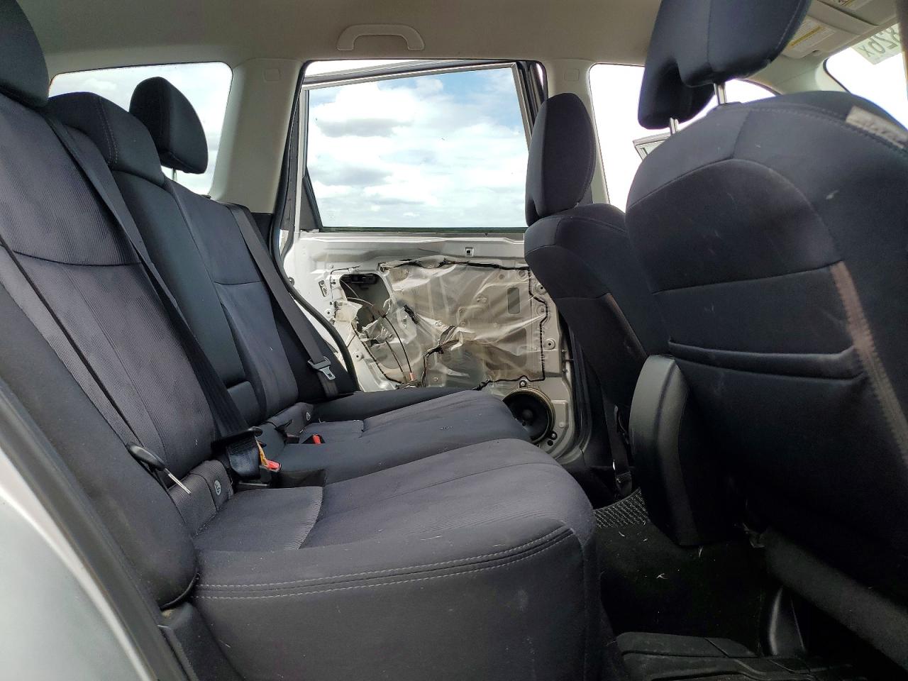 2010 Subaru Forester 2.5x Silver vin: JF2SH6AC6AH700168