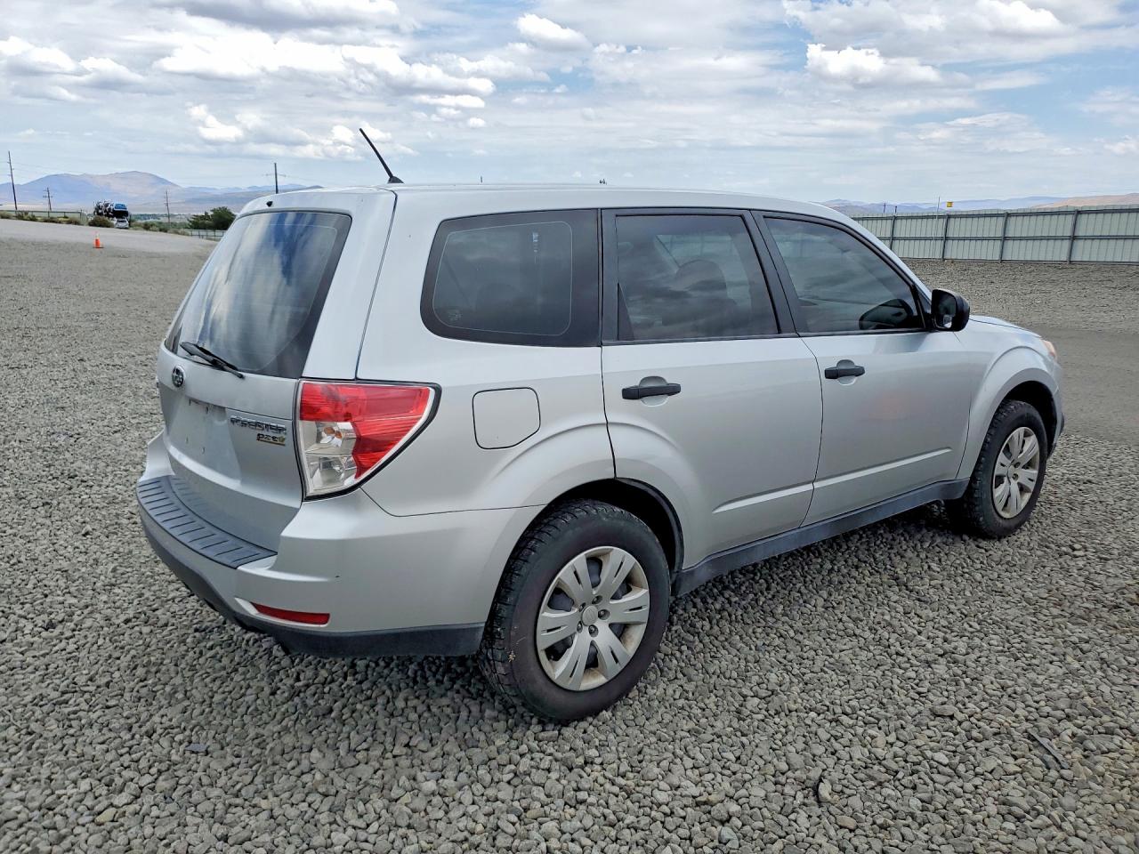 2010 Subaru Forester 2.5x Silver vin: JF2SH6AC6AH700168