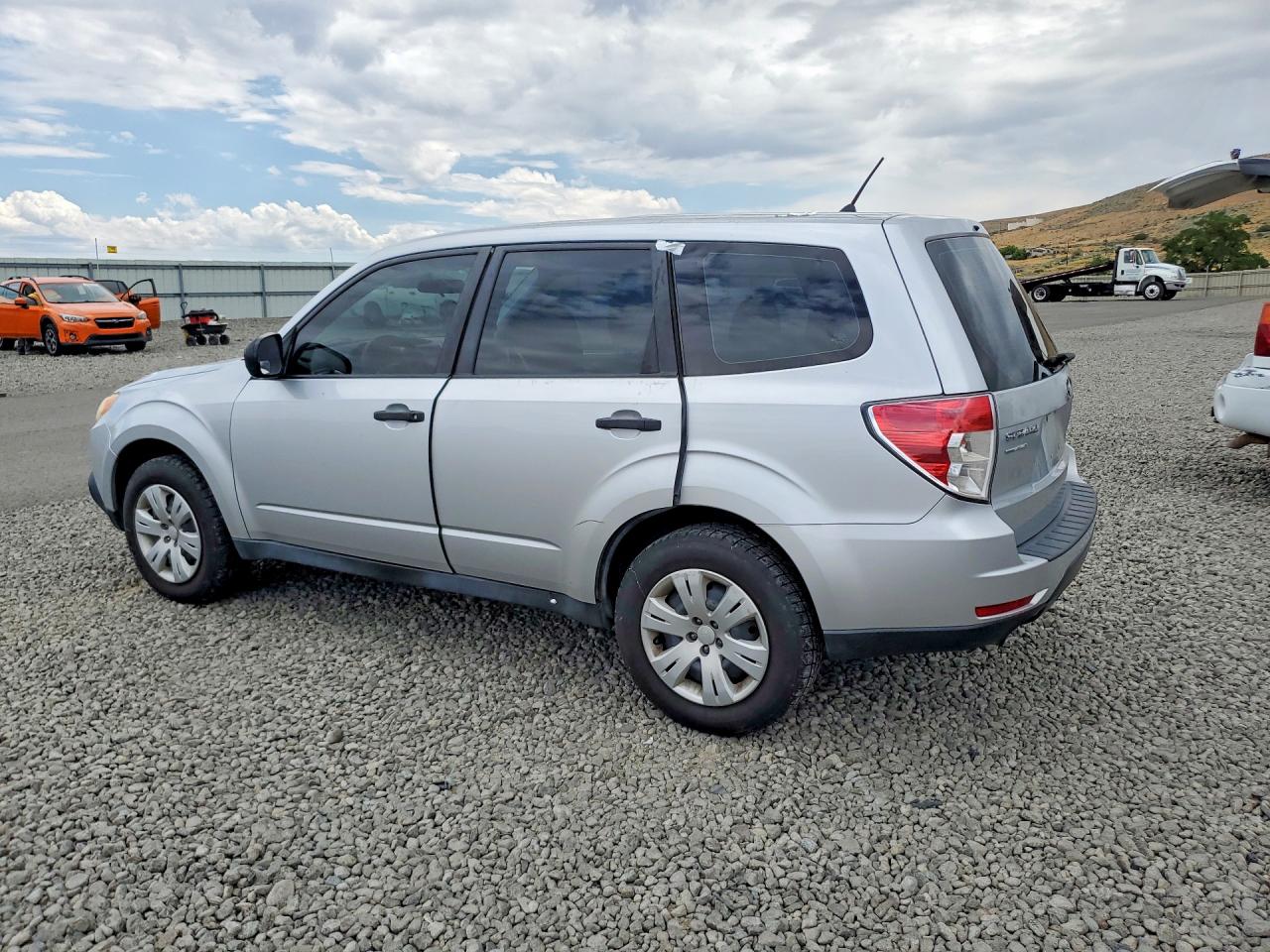 2010 Subaru Forester 2.5x Silver vin: JF2SH6AC6AH700168