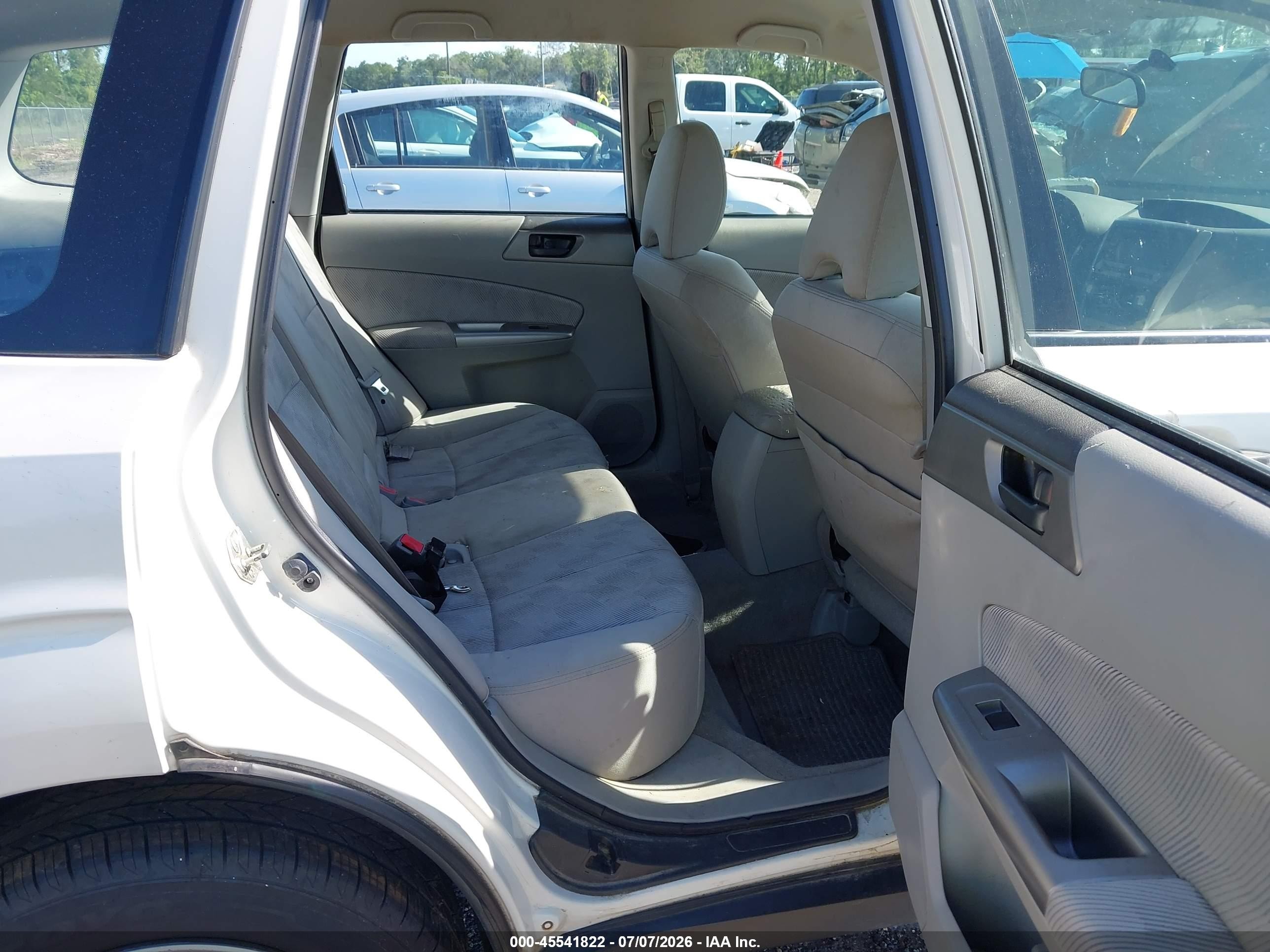 2010 Subaru Forester 2.5x Cream vin: JF2SH6AC7AG753967