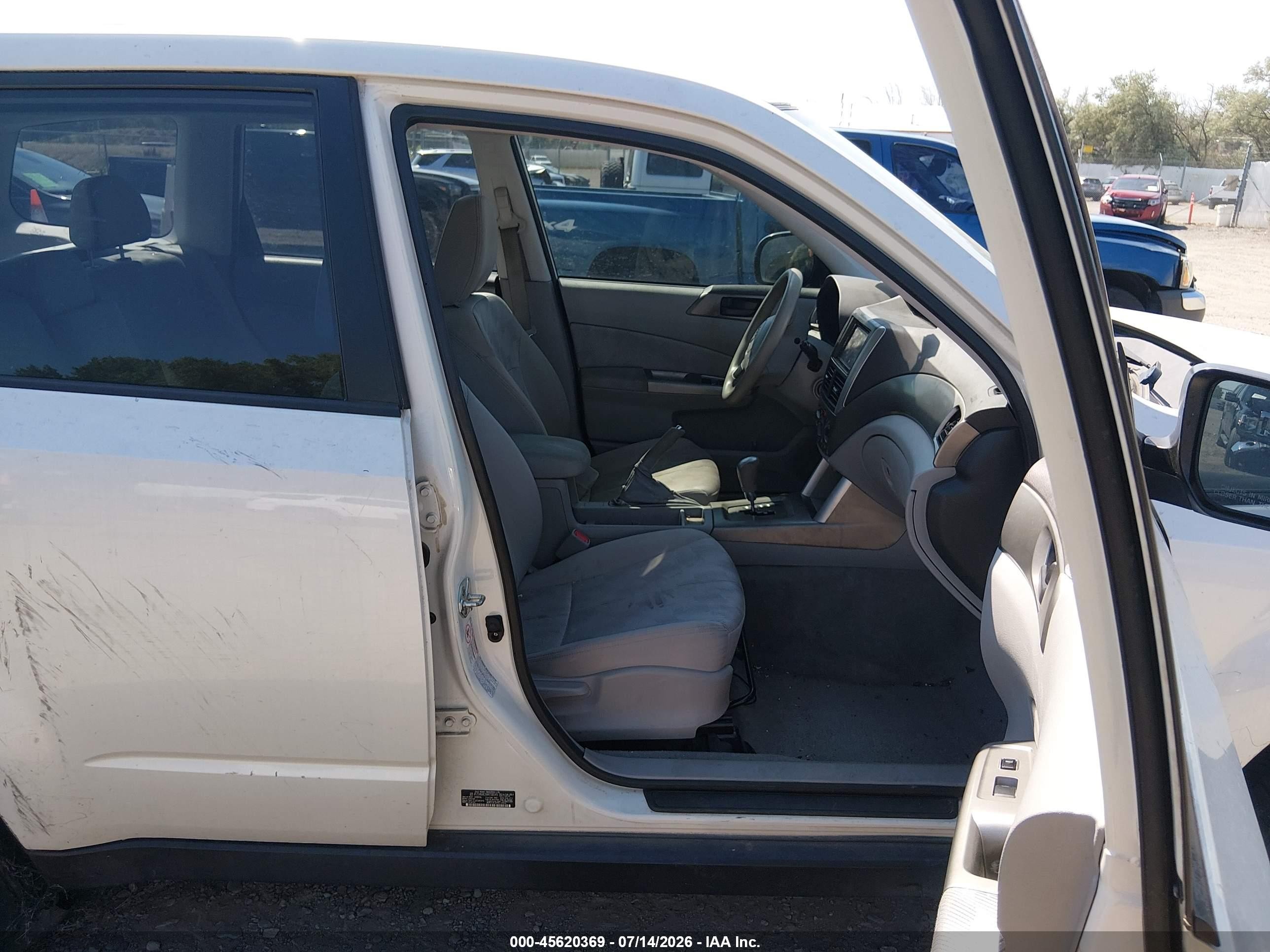 2010 Subaru Forester 2.5x Белый vin: JF2SH6AC8AH738145