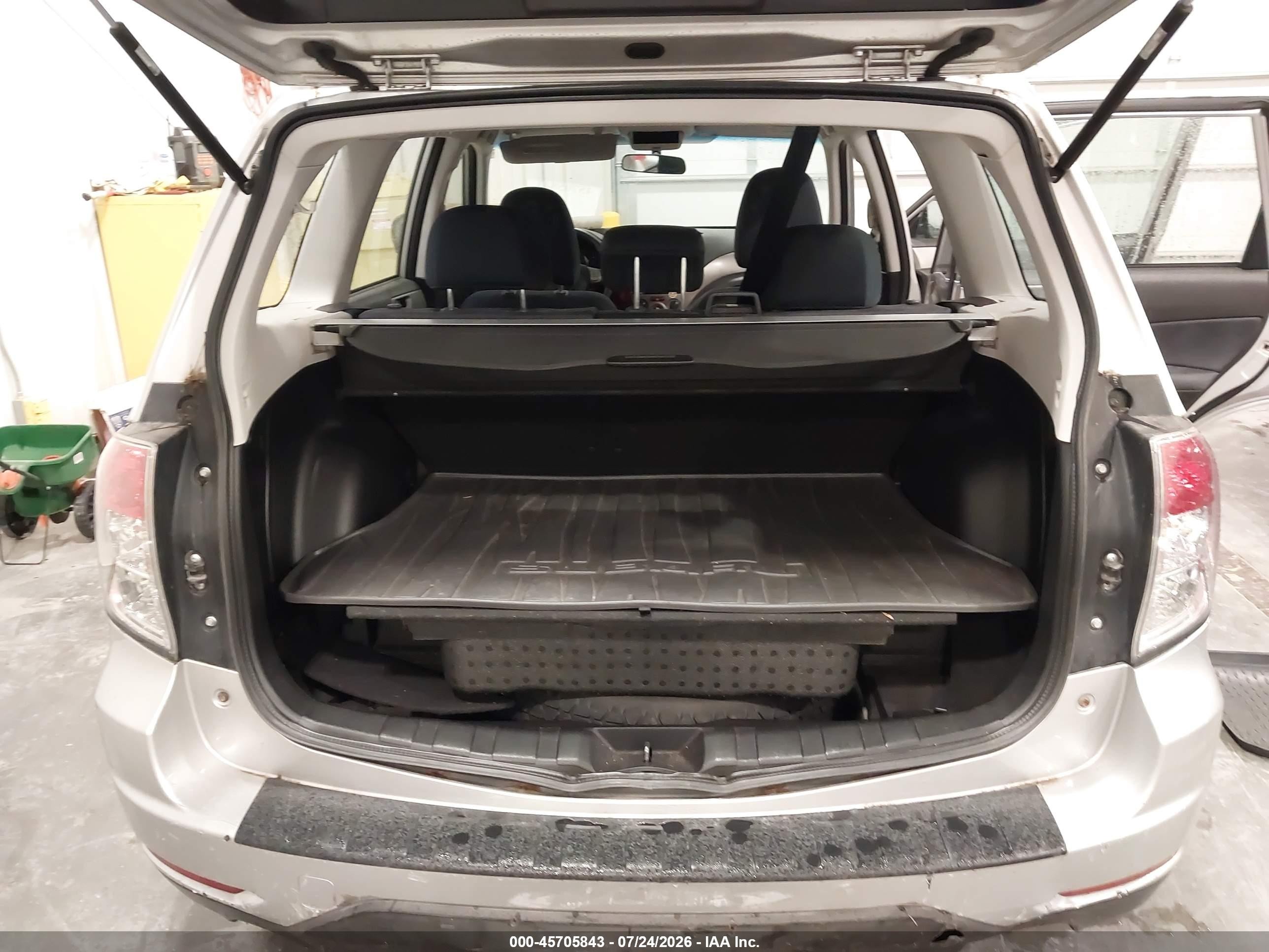 2010 Subaru Forester 2.5x Silver vin: JF2SH6AC9AH700018